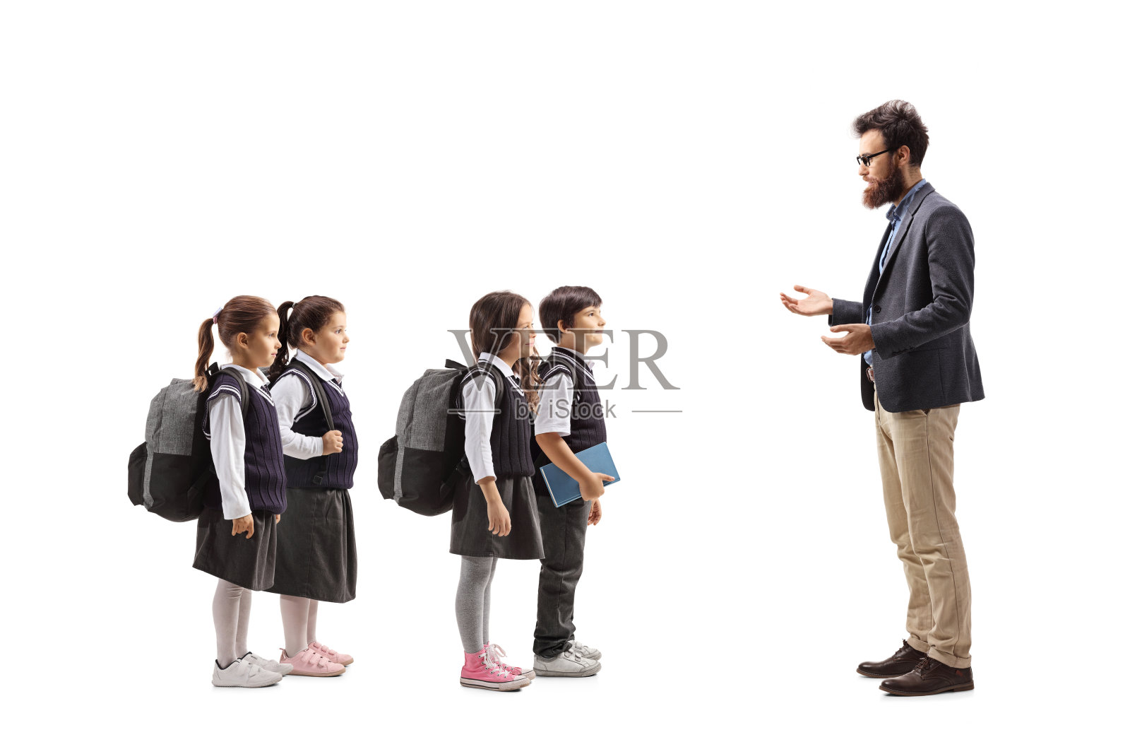 大胡子在和一群小学生讲话照片摄影图片