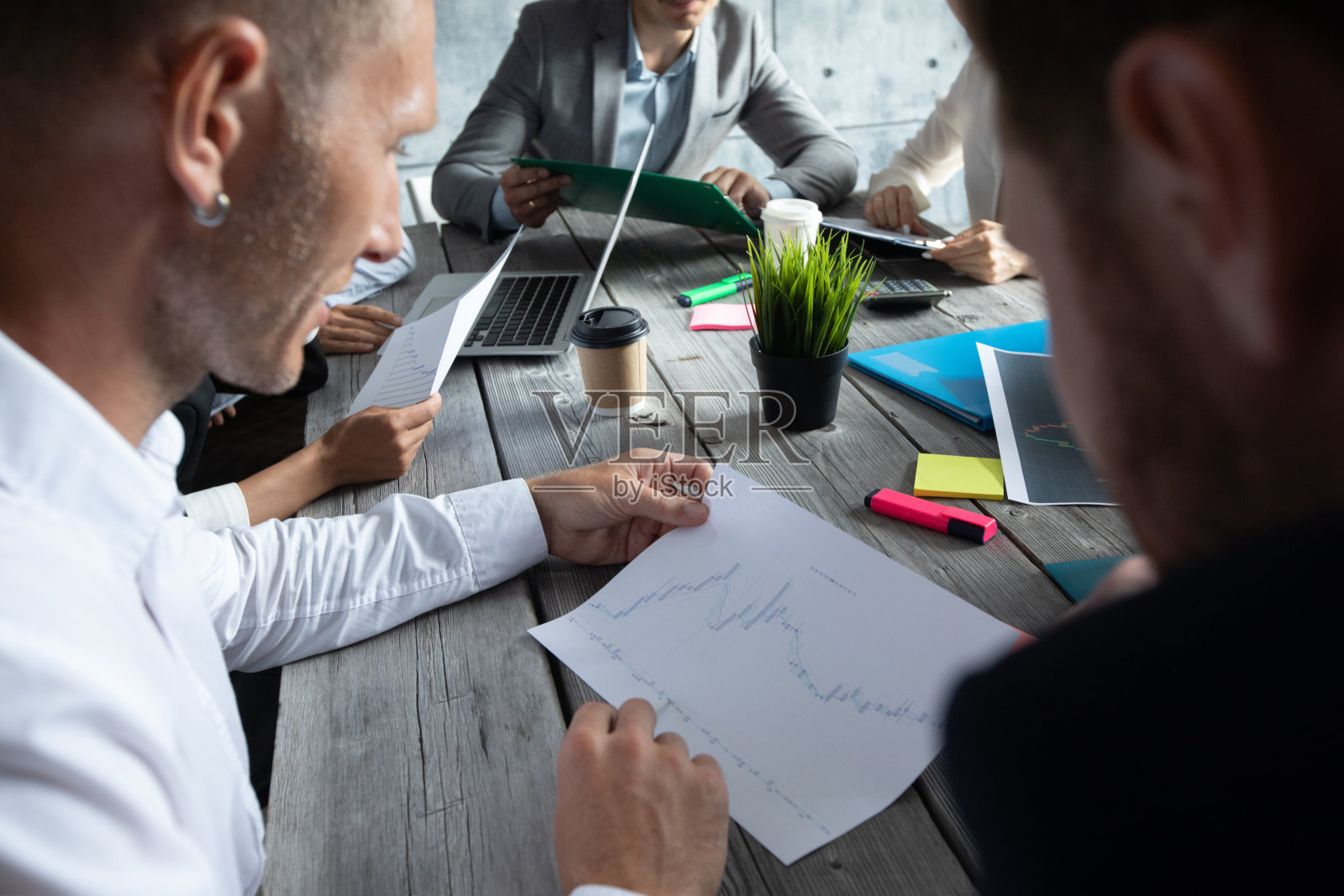 分析数据的业务人员照片摄影图片