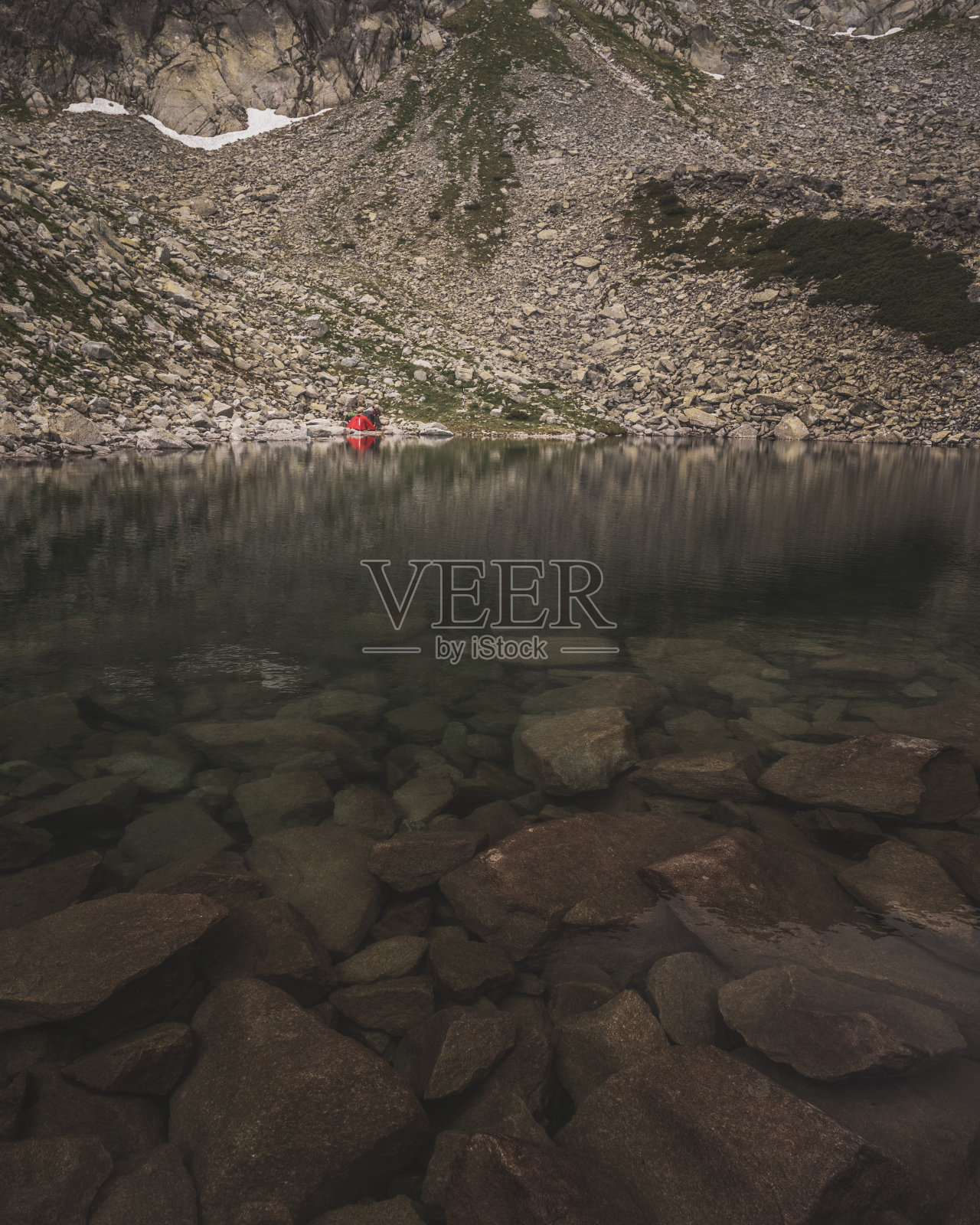 山景观与惊人的清澈透明的湖。Taul tapuui，雷特扎特国家公园，Hunedoara，特兰西瓦尼亚，罗马尼亚照片摄影图片