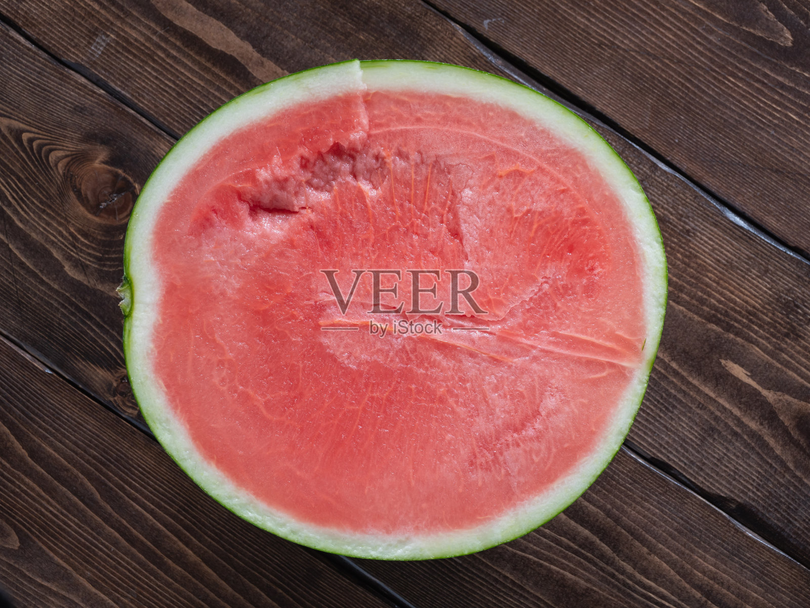 切成两半的美味西瓜。照片摄影图片