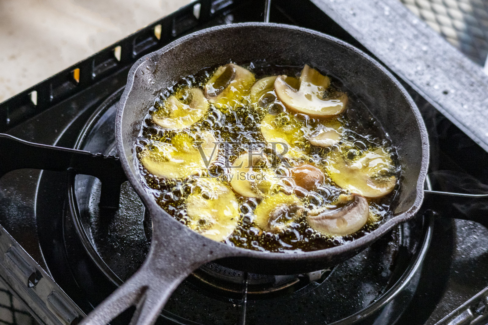 从一个角度拍摄的油锅和蘑菇的图像照片摄影图片