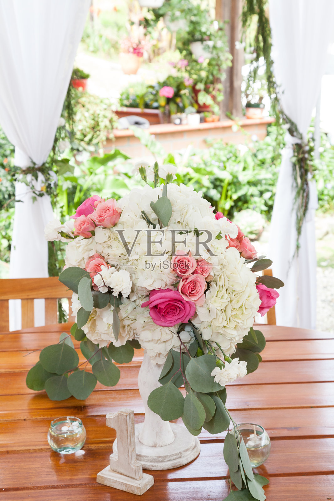 宴席装饰的桌子，与餐具。婚礼装饰在宴会厅。照片摄影图片