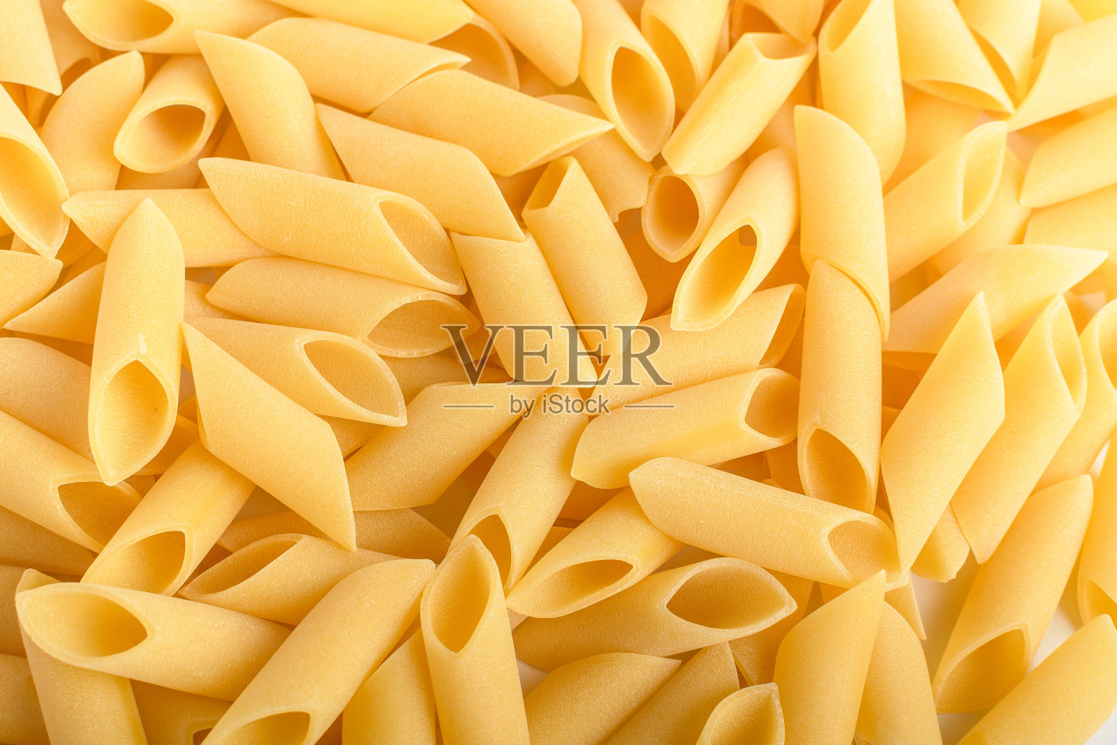 一堆待烹的干意大利面食，孤立地放在白色的桌子上，俯视图或平铺健康食品照片摄影图片