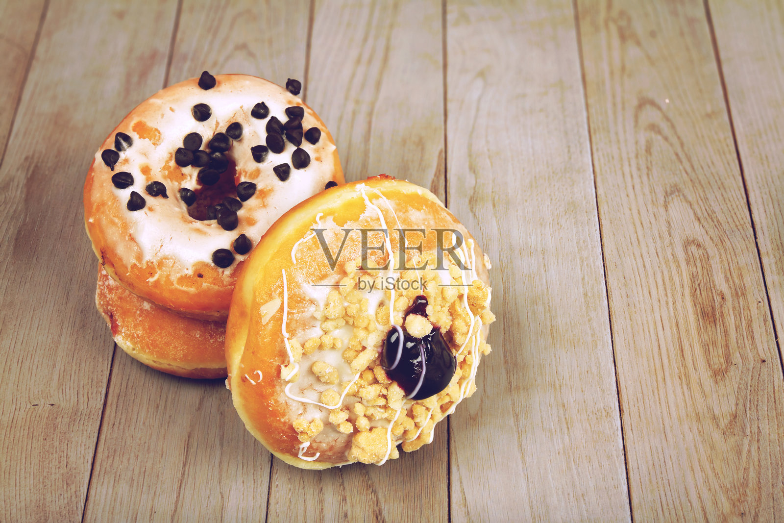 木桌上的美味甜甜圈照片摄影图片