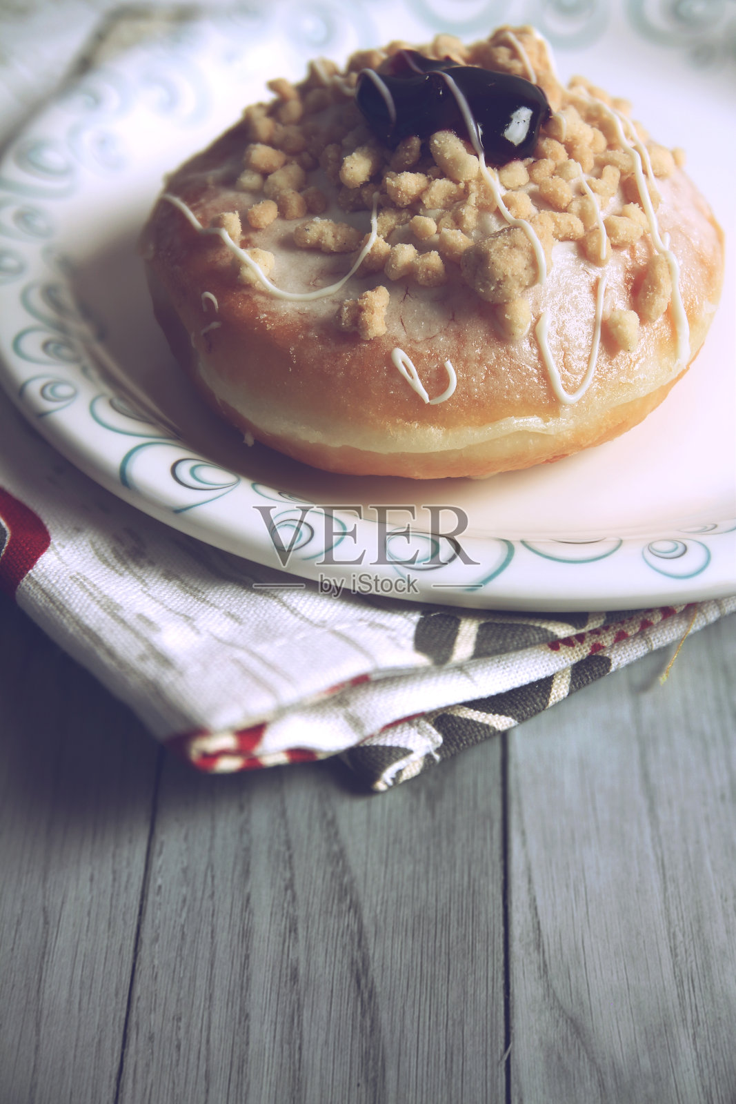 木桌上的美味甜甜圈照片摄影图片