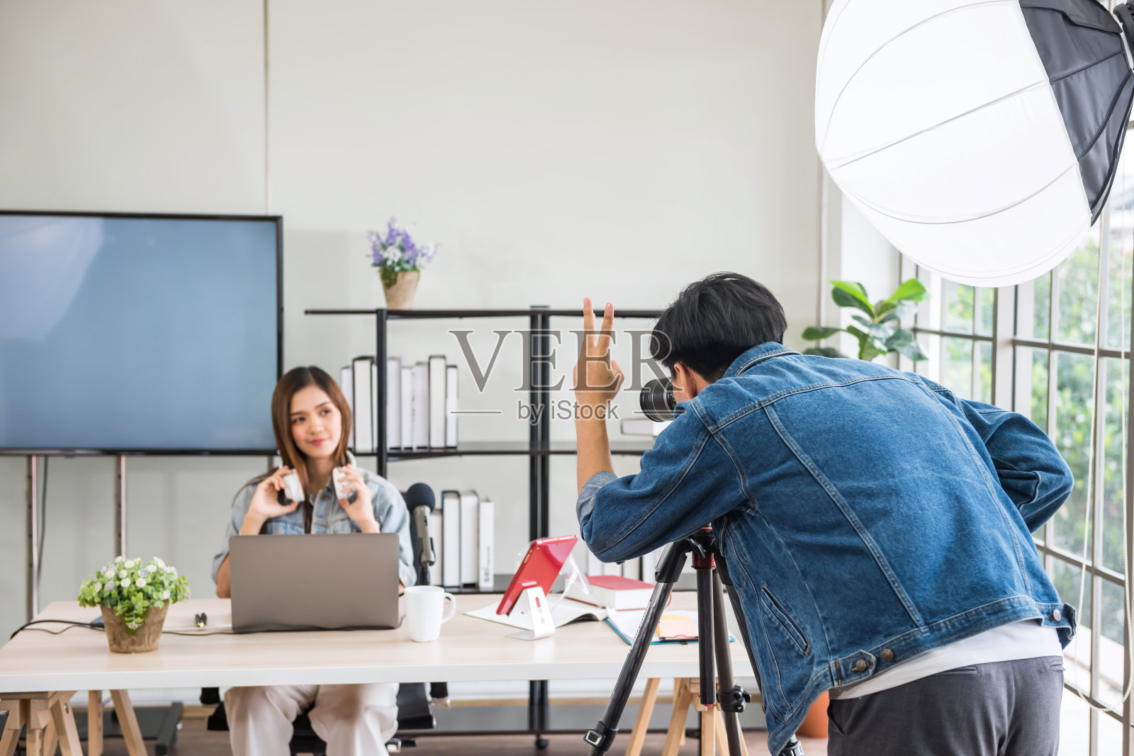摄像师录制视频博客照片摄影图片