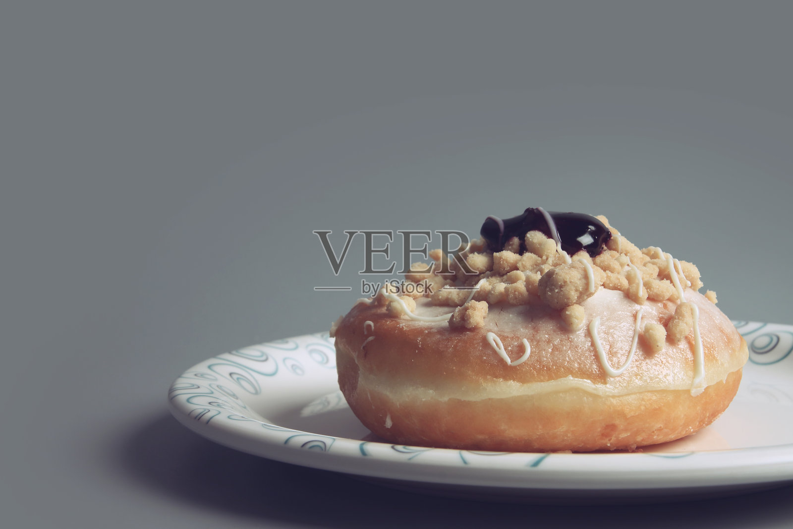 油炸圈饼孤立在灰色背景照片摄影图片