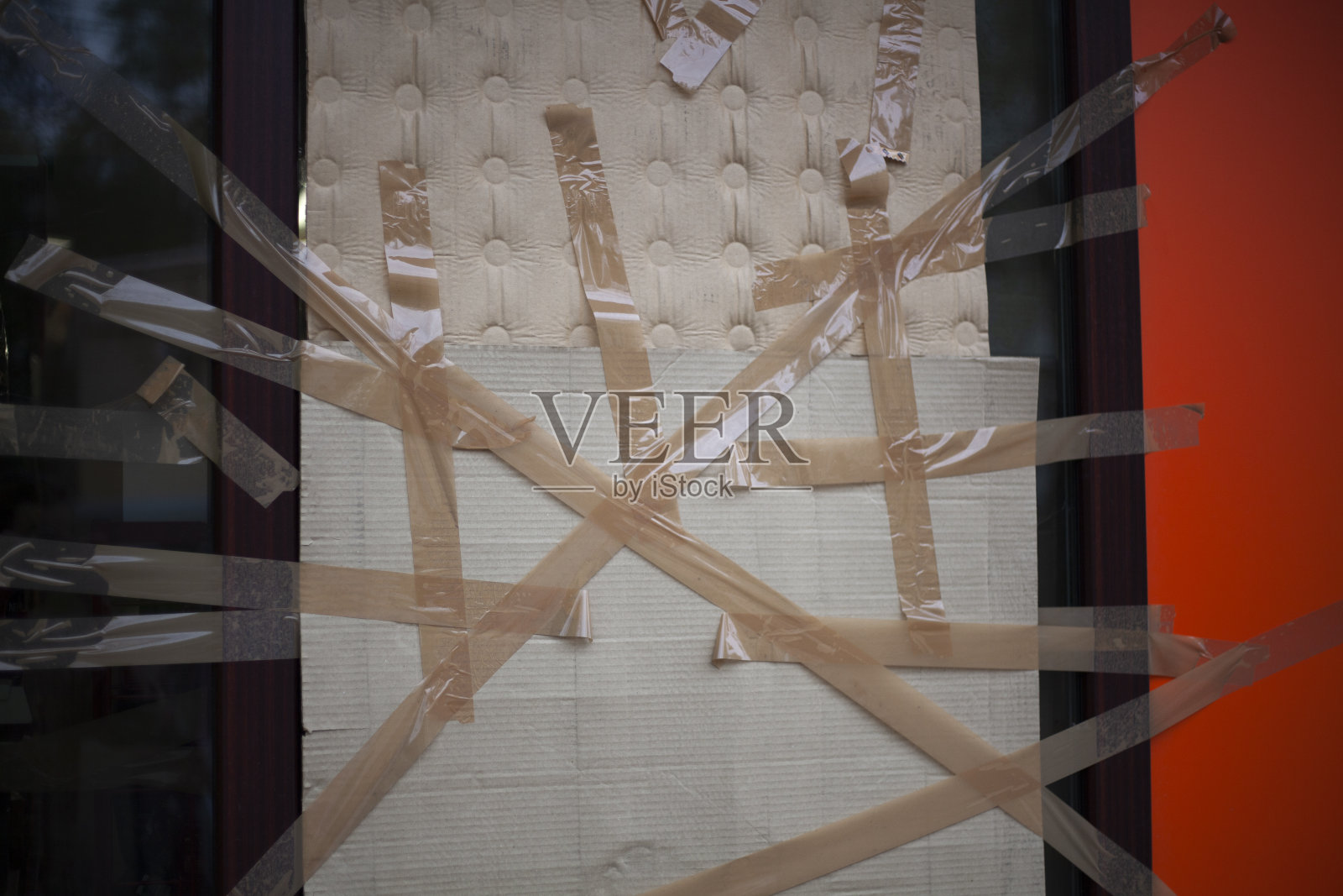 用纸板覆盖的碎玻璃。照片摄影图片