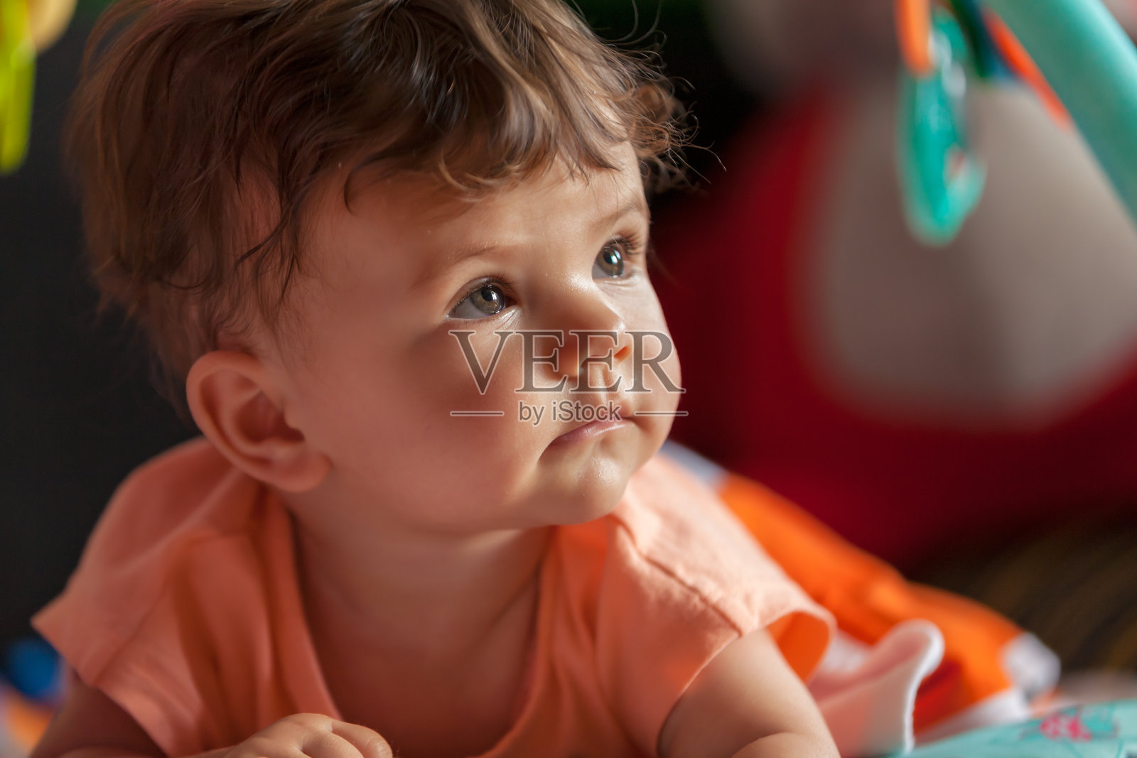 婴儿趴在她的肚子上照片摄影图片