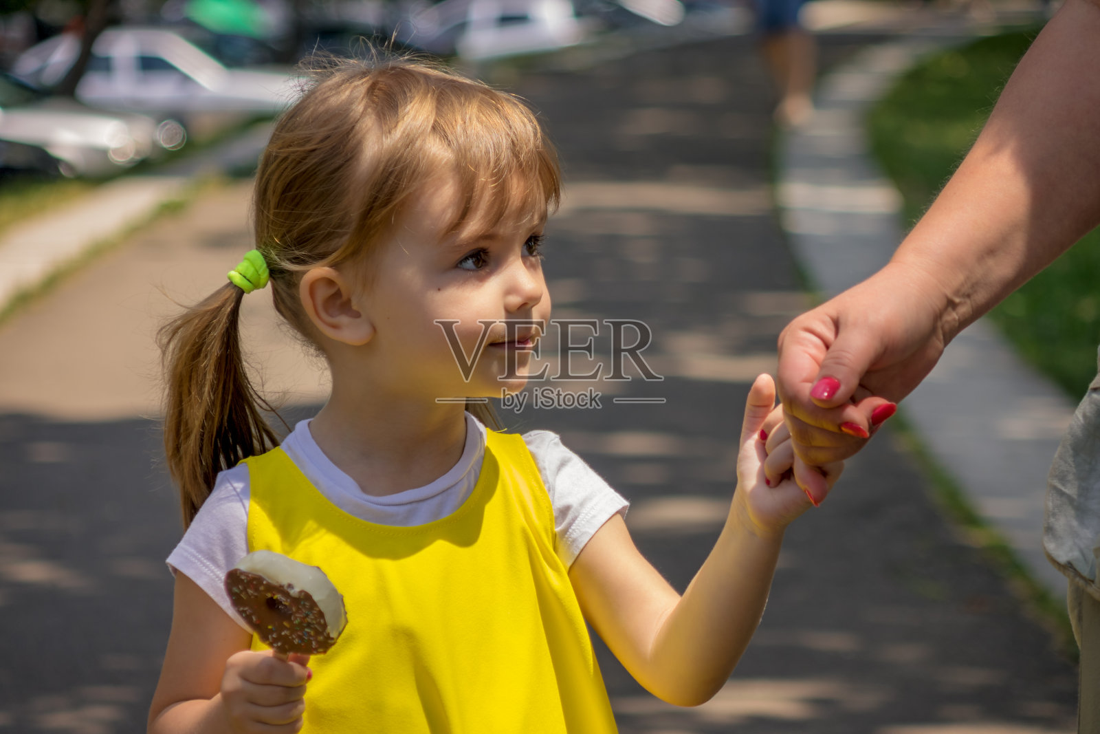穿黄色衣服的小女孩照片摄影图片