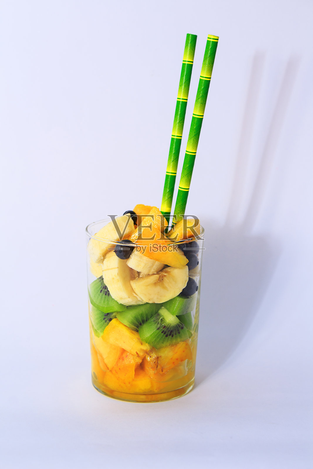 香蕉，猕猴桃，桃子，樱桃，黑加仑的夏季水果沙拉照片摄影图片