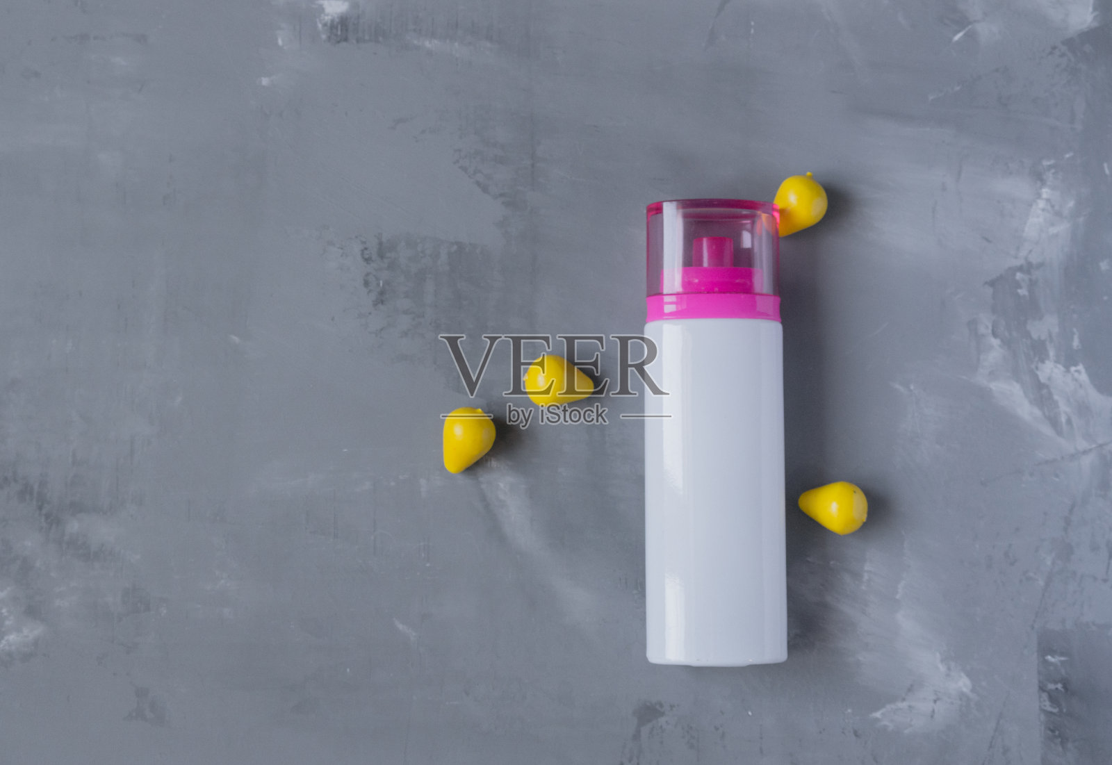 灰色背景上的白色瓶子照片摄影图片