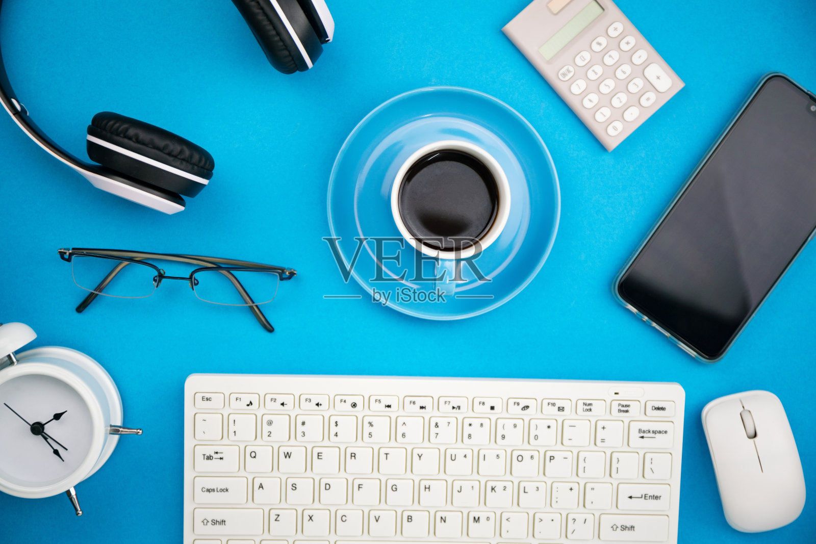 蓝色背景上的商业办公场所和商业对象的桌子。照片摄影图片