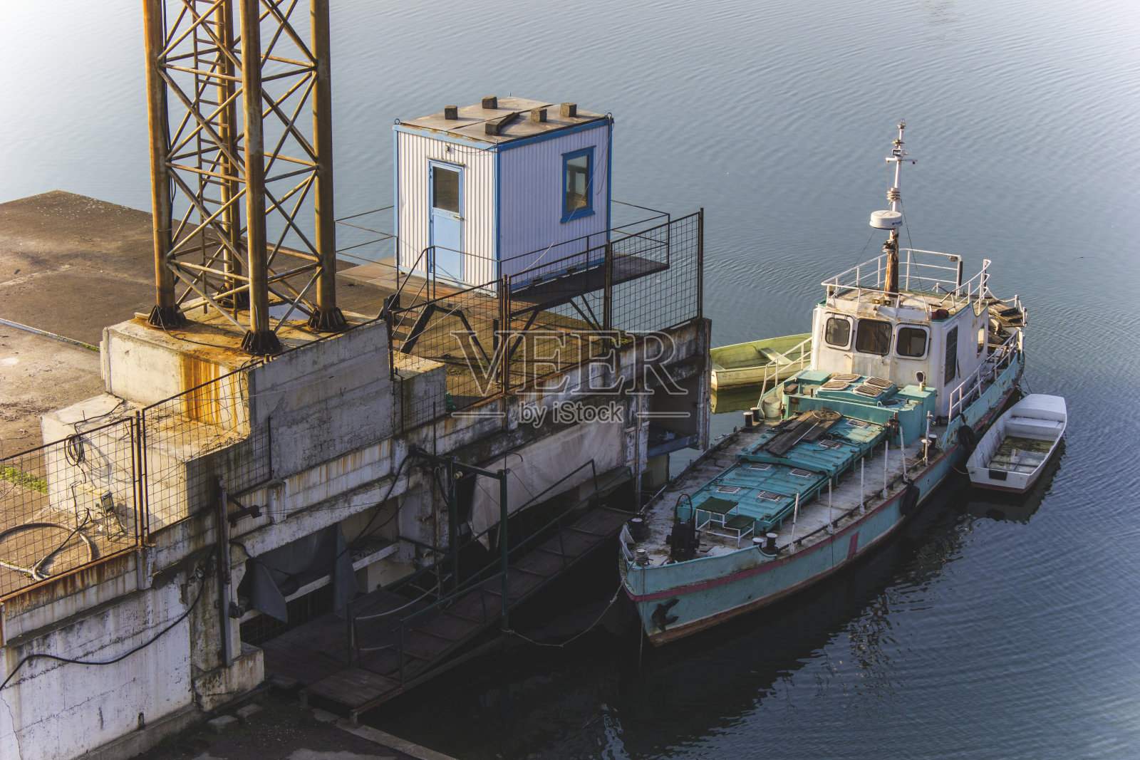 船停泊在港口照片摄影图片