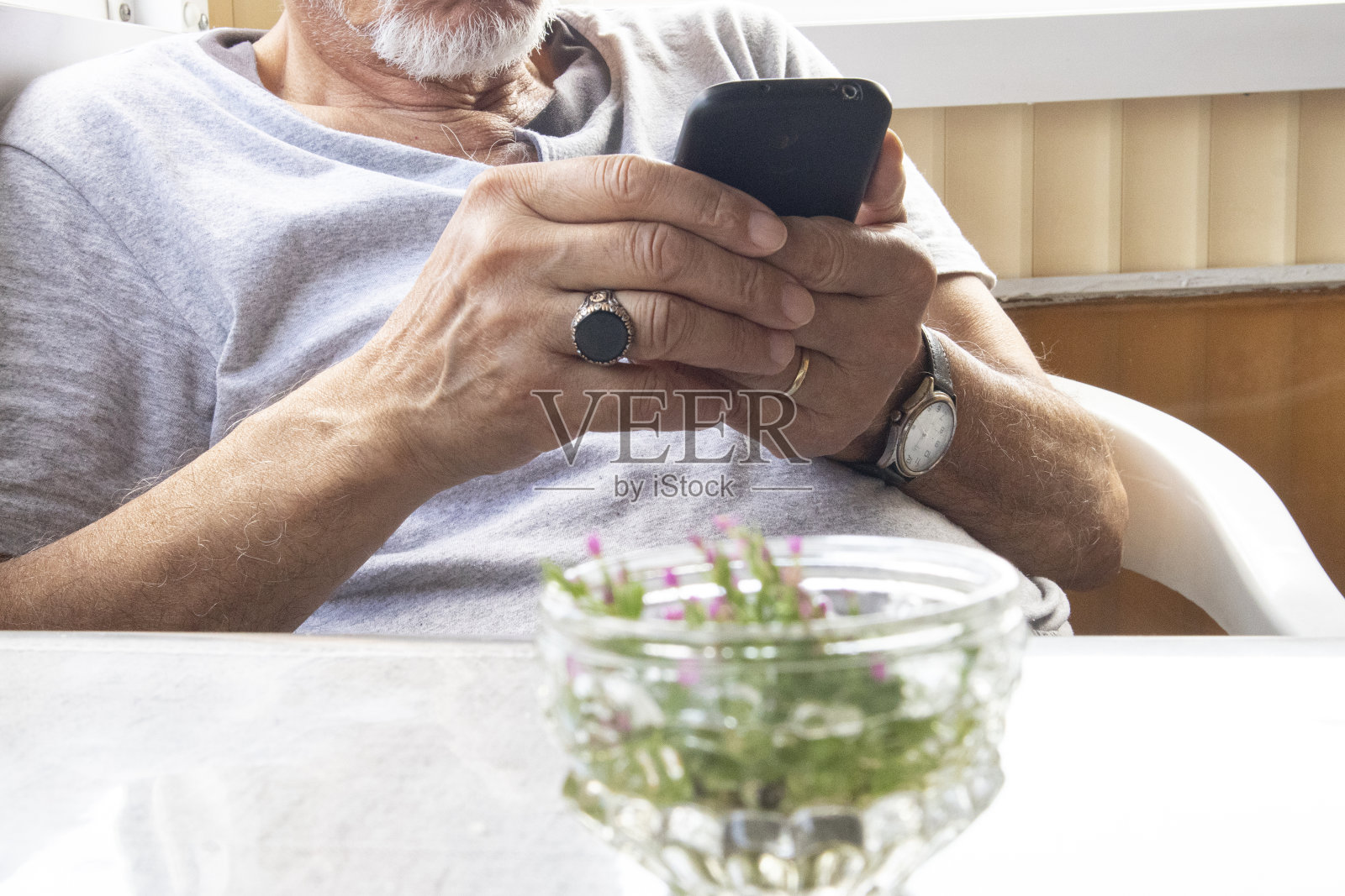一位老人在用智能手机照片摄影图片