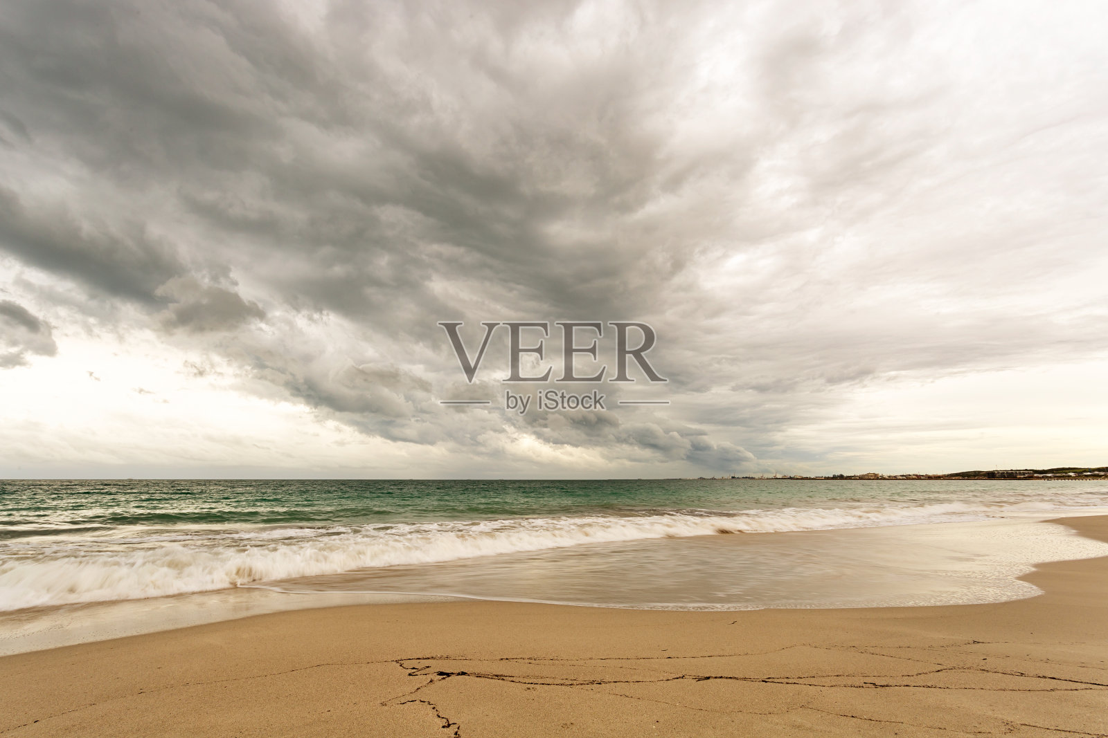 海滩上的阴天照片摄影图片