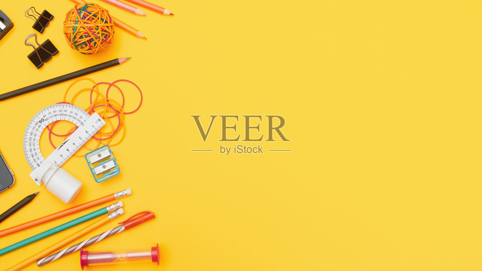 回到学校的概念，在黄色的背景上摆放学习用品，平铺有抄写空间照片摄影图片