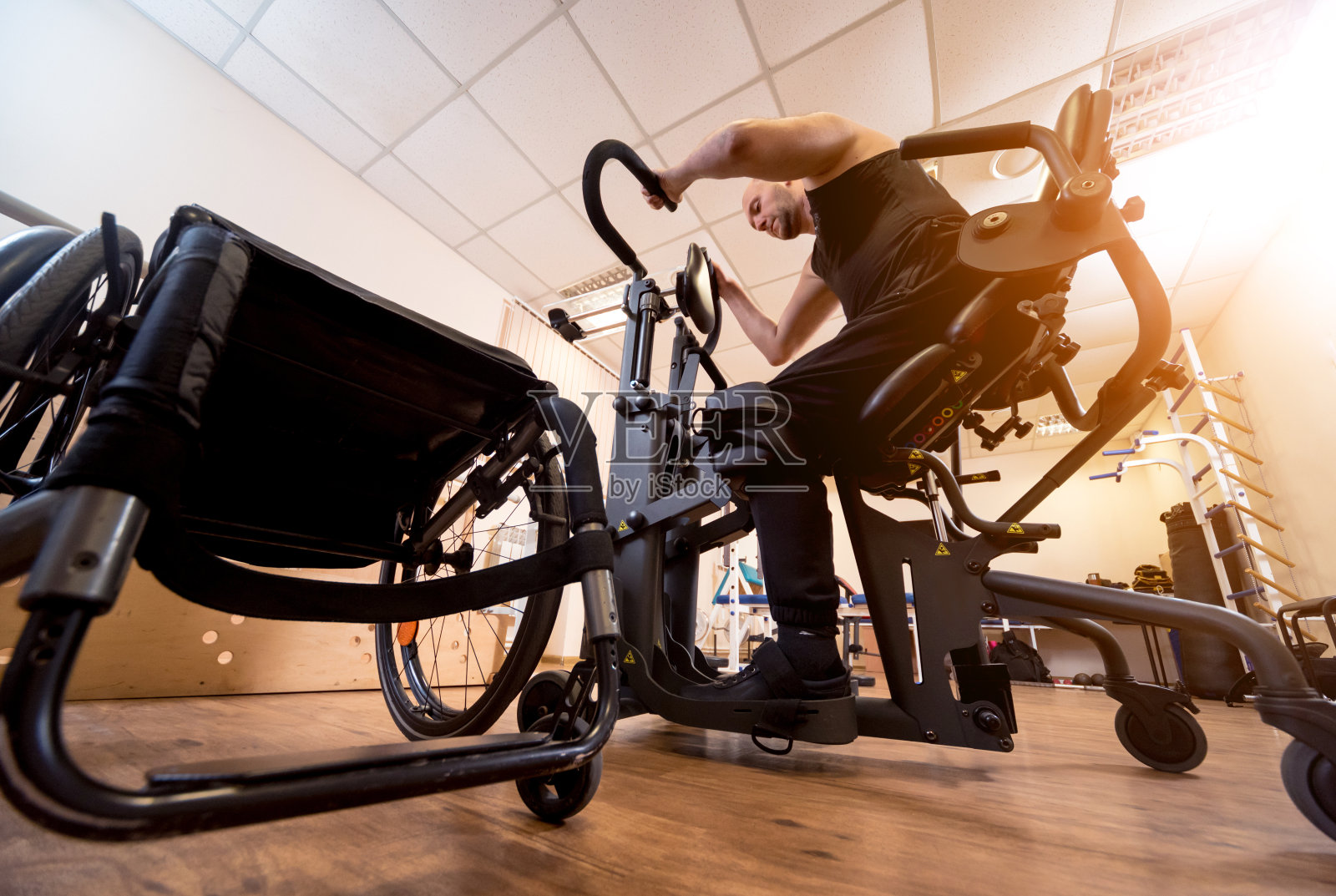 残疾人在体育馆训练。康复中心照片摄影图片