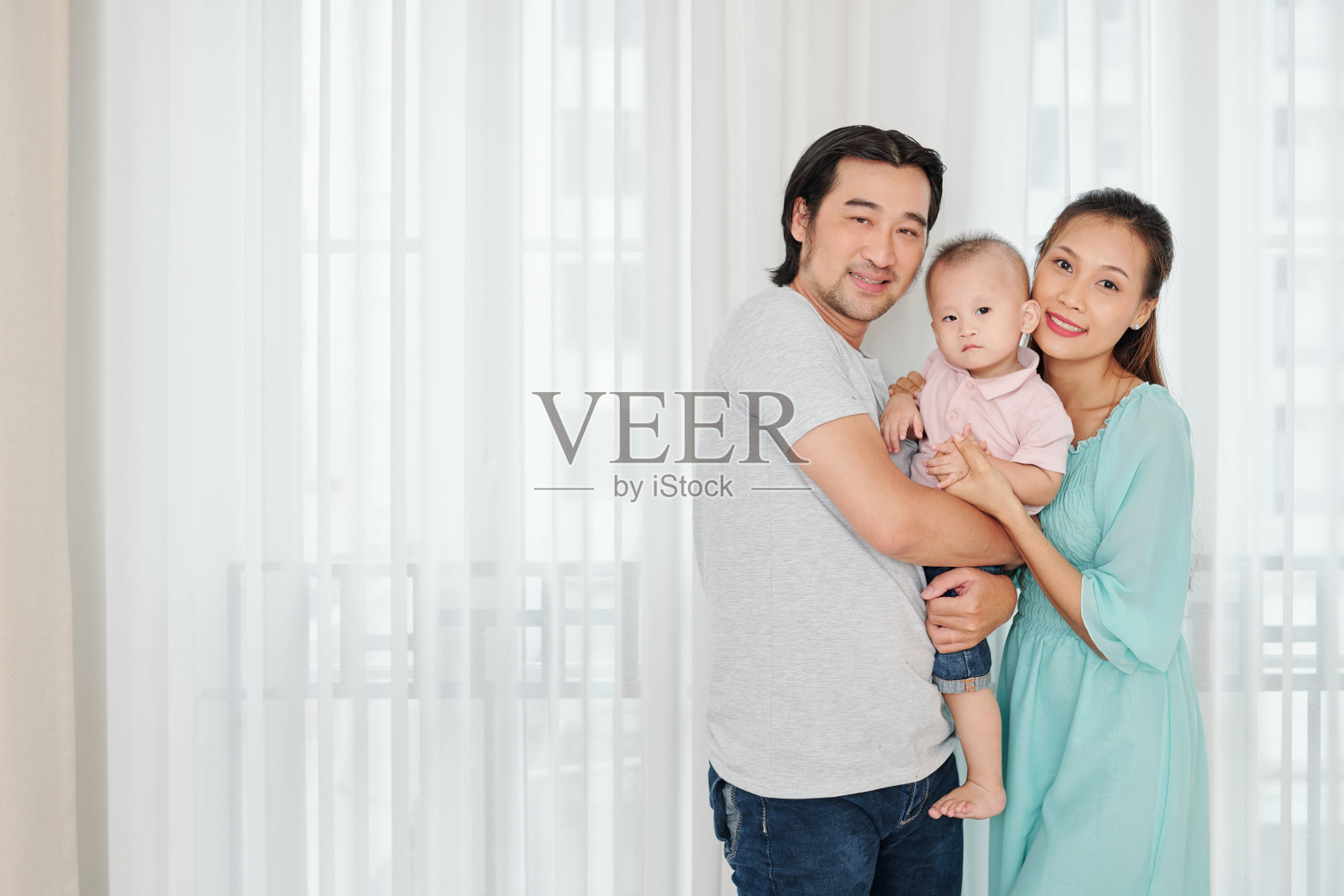 父母抱着小儿子照片摄影图片