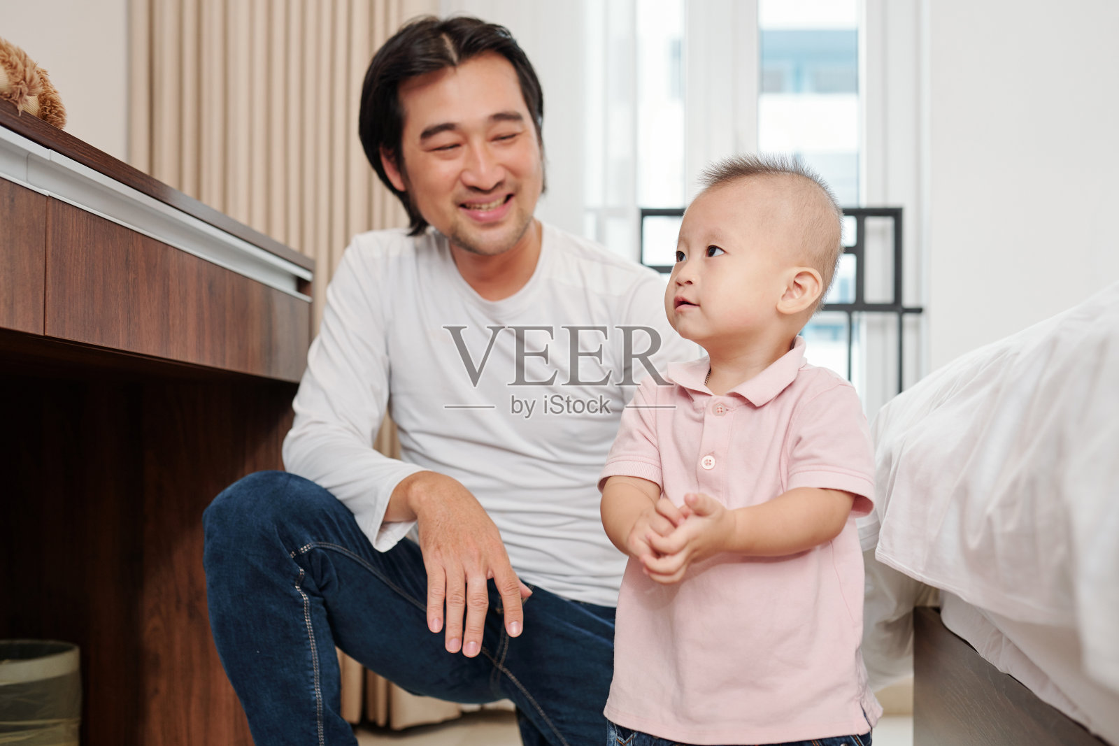 自豪的年轻父亲和儿子照片摄影图片