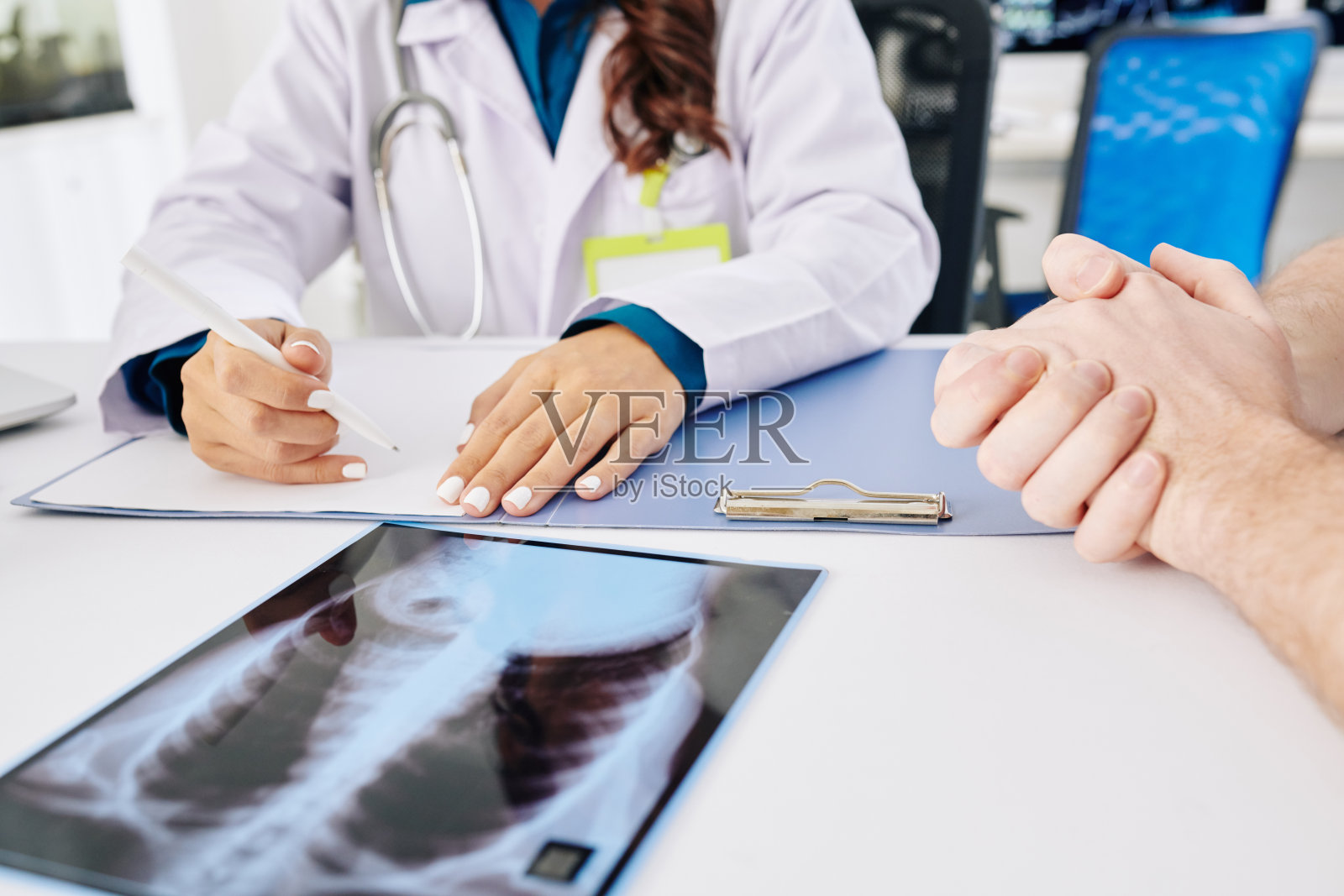 医生在文件中做笔记照片摄影图片