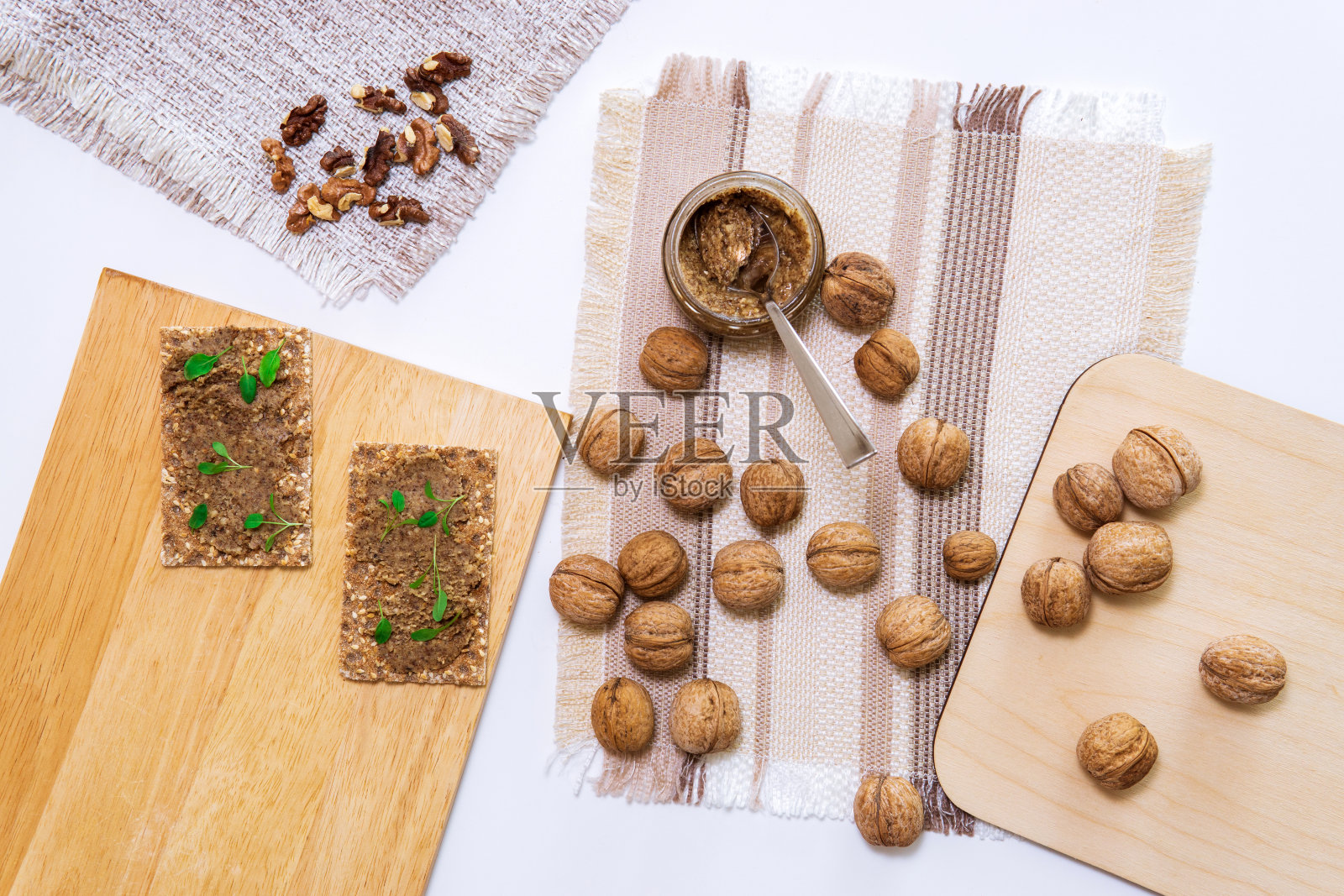 有机核桃黄油或果酱，厨房桌上的新鲜坚果。俯视图照片摄影图片