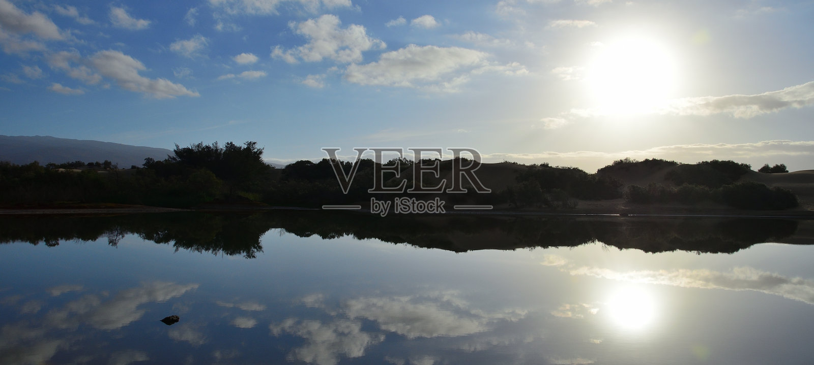 马斯帕洛马斯湖的日出照片摄影图片