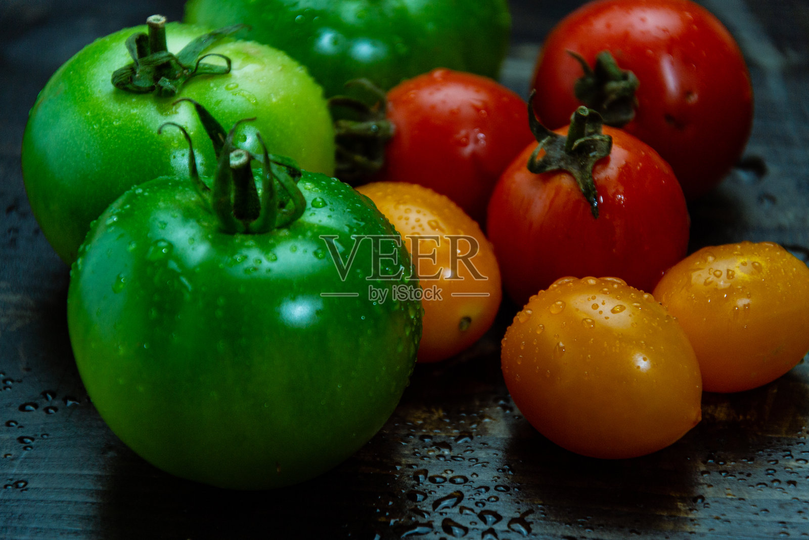 木桌上放着刚从花园里摘下来的西红柿照片摄影图片