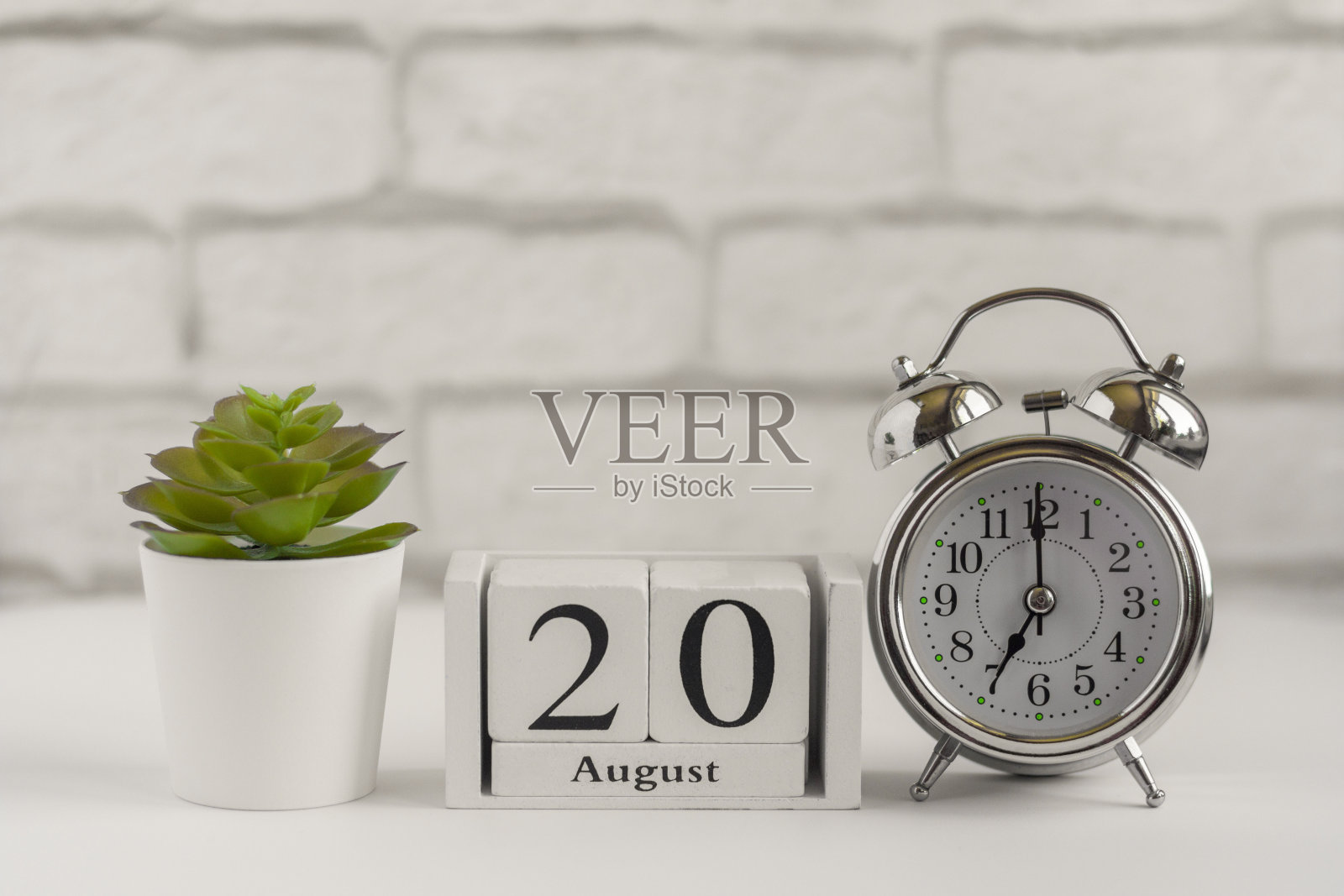 按木历8月20日。夏天的一天，空白的文字。日历为8月在一个灯光背景。照片摄影图片