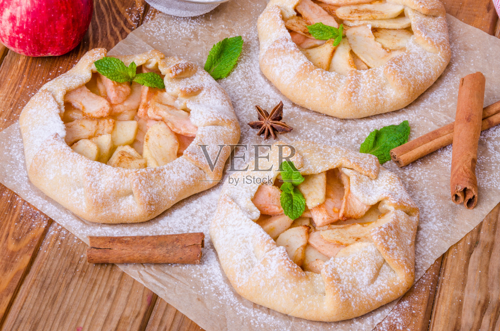 用苹果和肉桂做成的馅饼或饼照片摄影图片