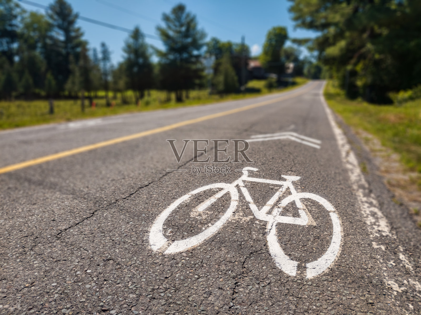 人行道上有自行车道的标志照片摄影图片