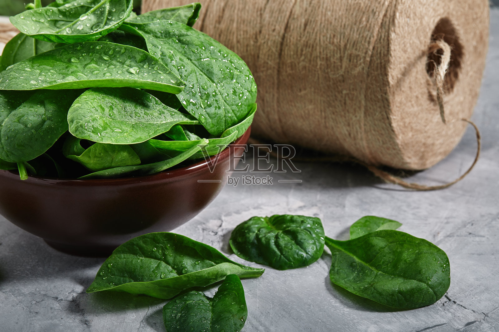 新鲜菠菜叶，生态包装，食品配送。健康的有机食品。素食中加入香草。复制空间,特写照片摄影图片