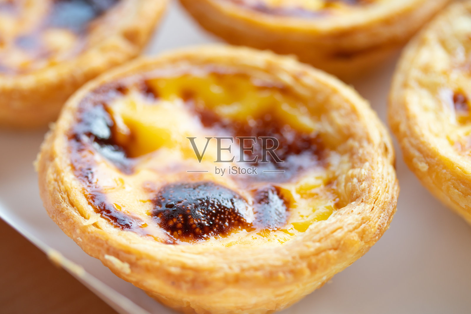 甜点蛋挞或葡萄牙蛋挞甜奶油纸盒套装。有选择性的重点。照片摄影图片