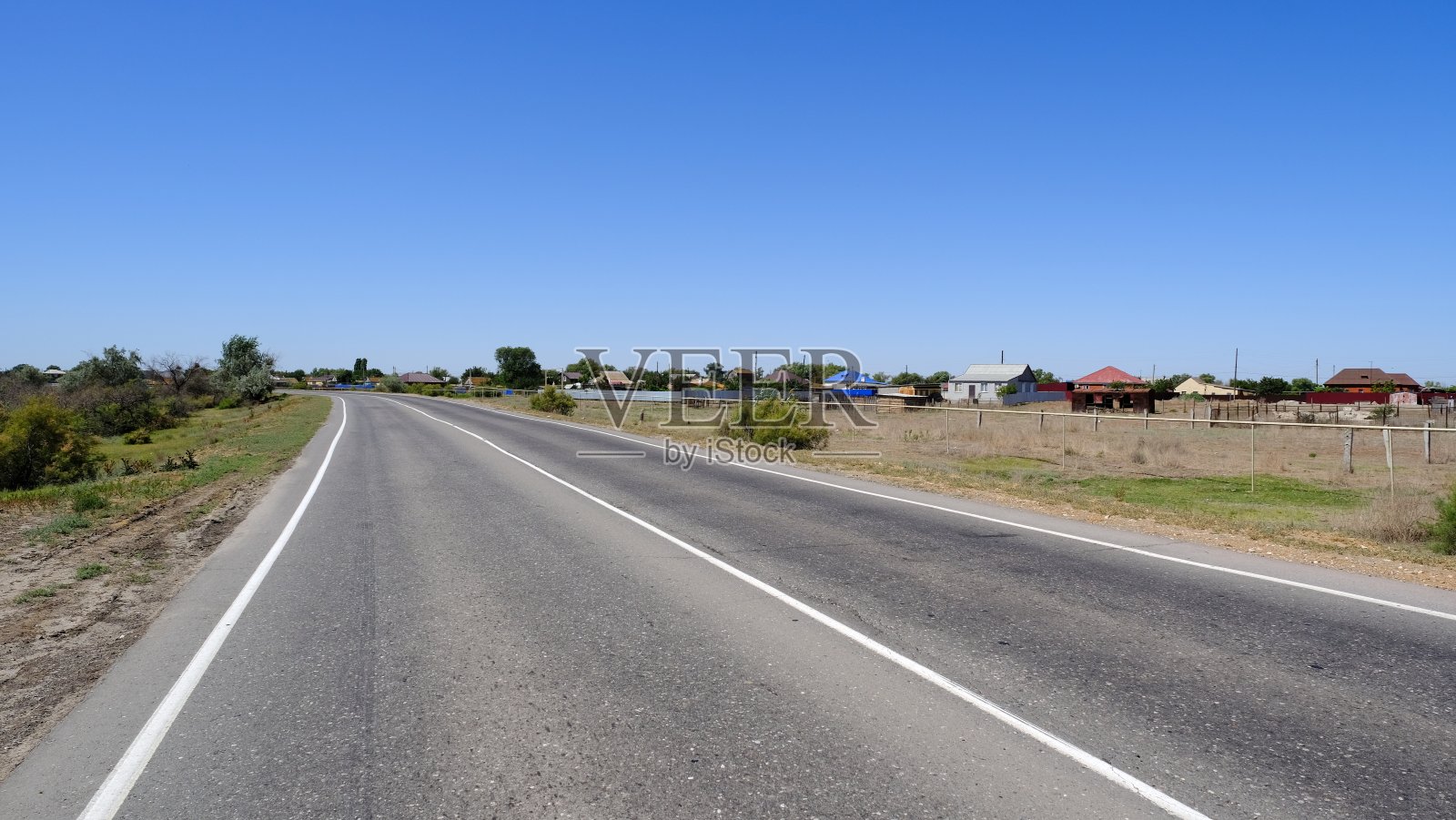 俄罗斯乡间的柏油路照片摄影图片