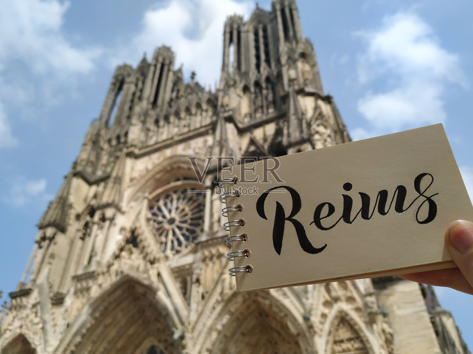 兰斯圣母院，兰斯，法国香槟阿登。它是兰斯大主教区的所在地，是法国国王加冕的地方。观照书法题字“兰斯”。照片摄影图片