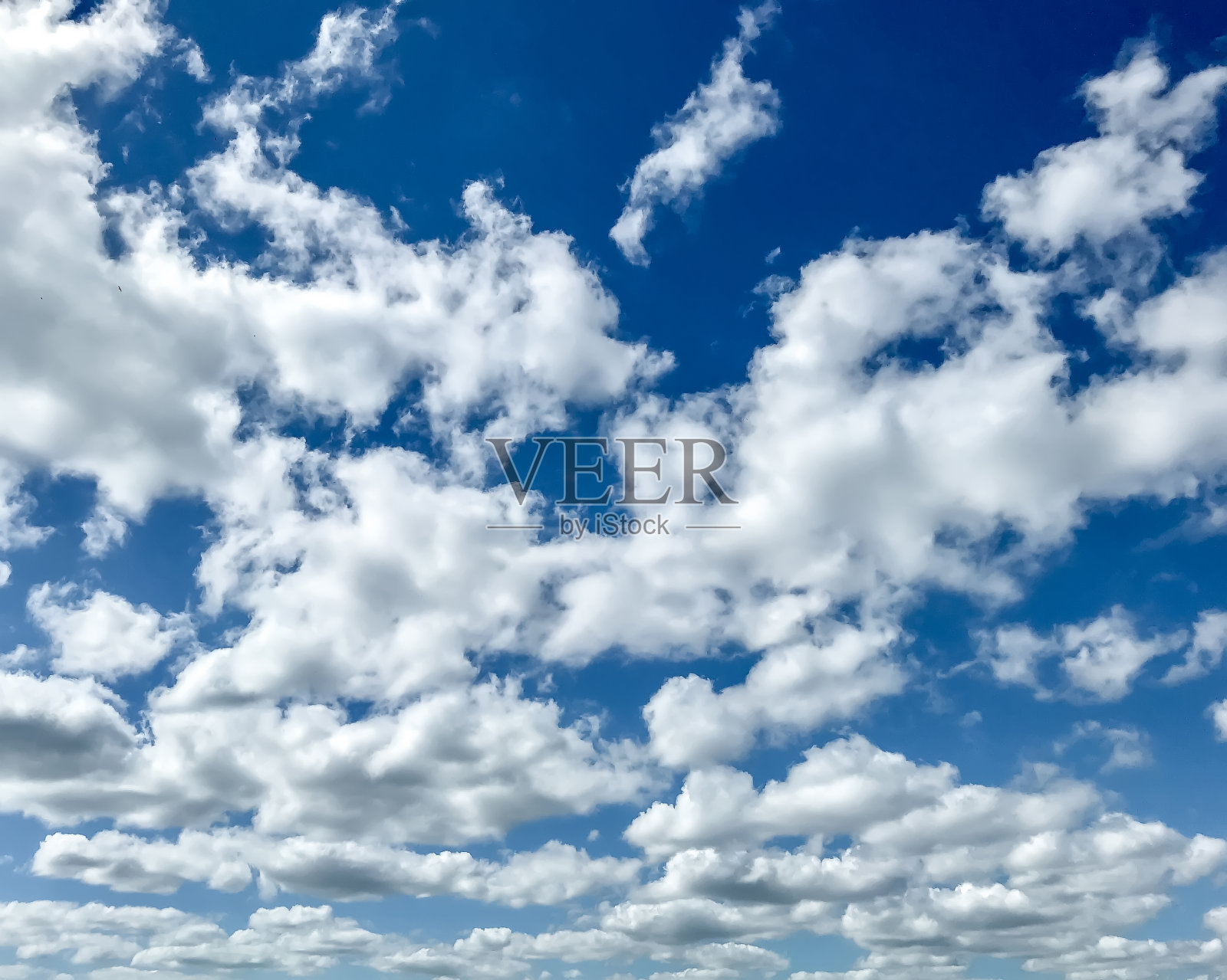 蓝天里的云。蓝色的天空中，朵朵白云照片摄影图片