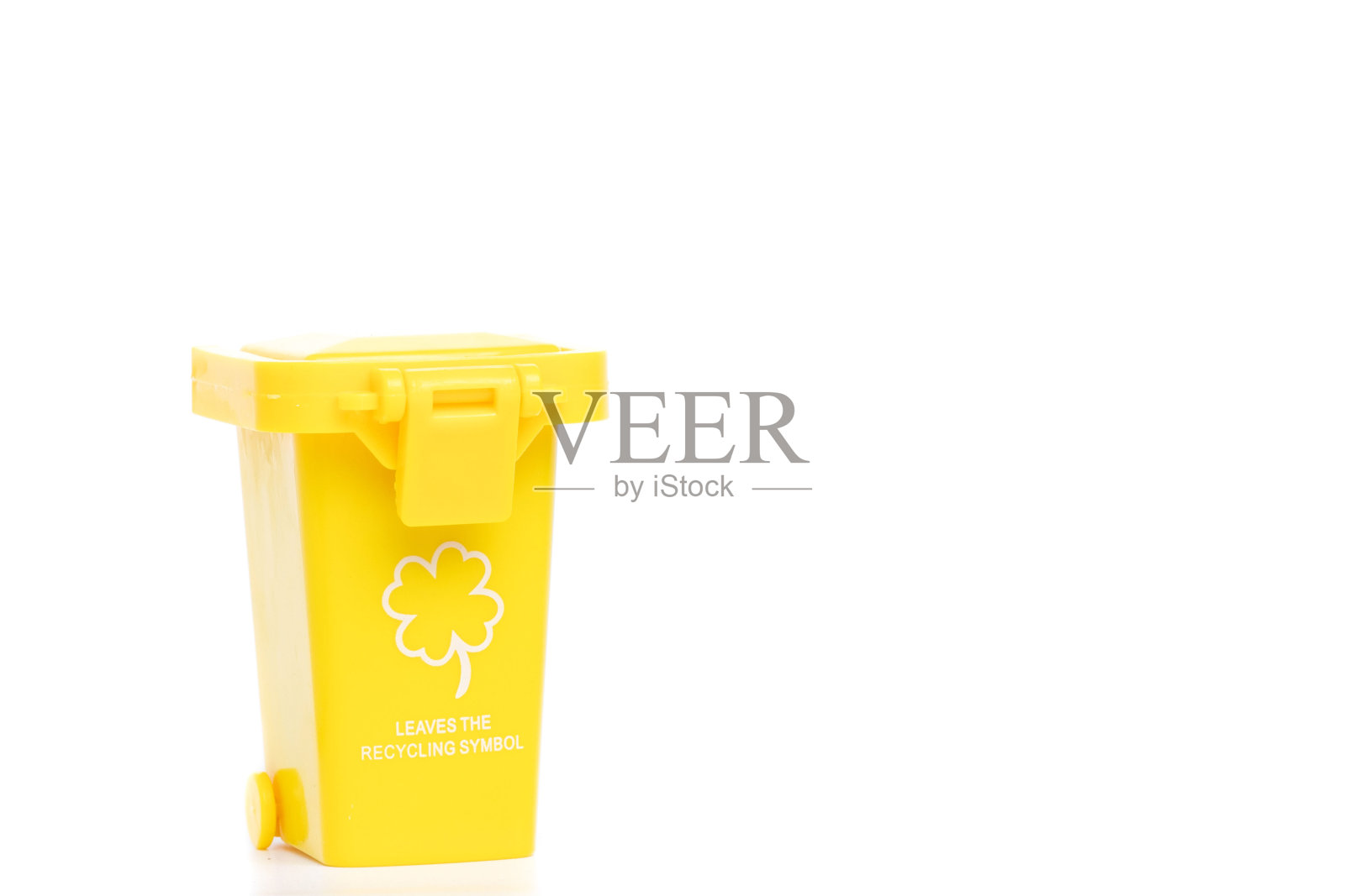 大的黄色垃圾桶垃圾桶轮，孤立在白色背景照片摄影图片