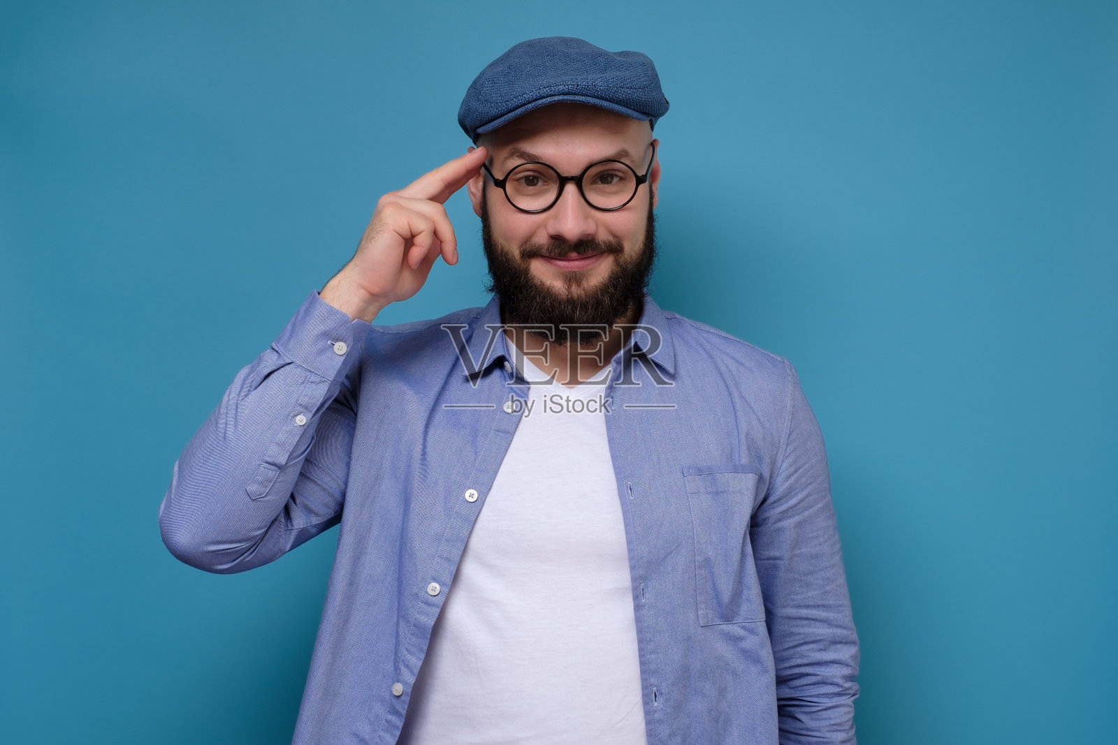 男人把手指放在太阳穴上，他现在有了最好的计划照片摄影图片