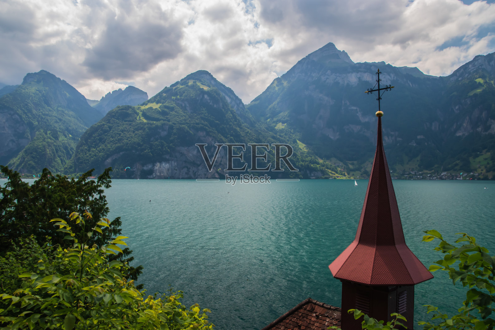 美丽的瑞士高山风景与卢塞恩湖。照片摄影图片