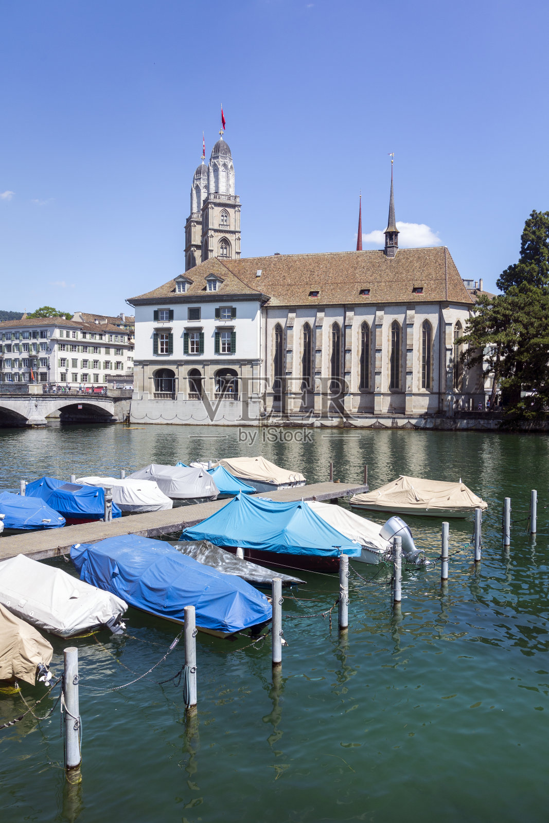 瑞士苏黎世。历史悠久的市中心和著名的格罗斯曼斯特教堂，在利马特河。照片摄影图片