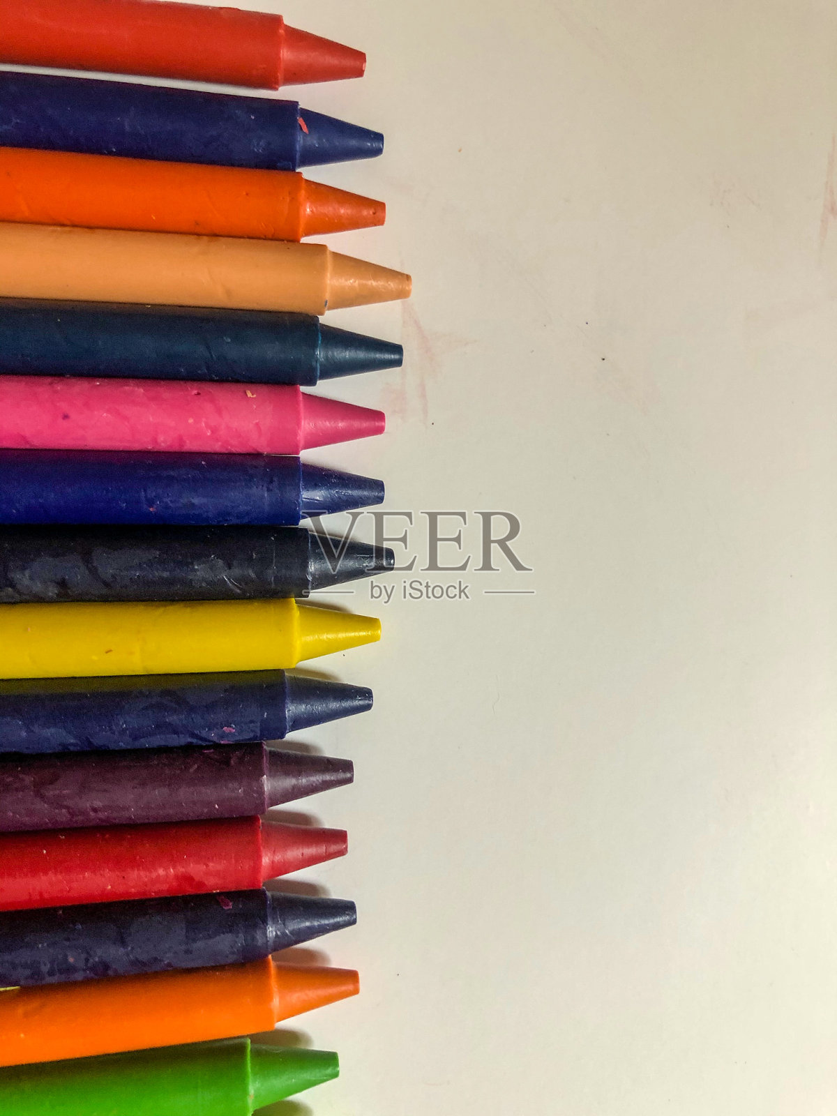 彩色蜡笔展开的背景照片摄影图片