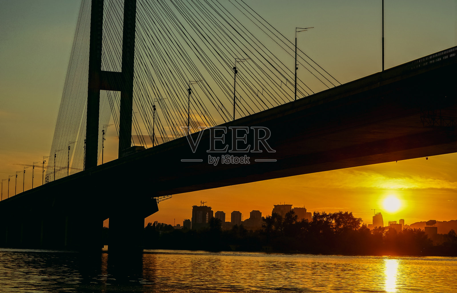 桥。交通大桥在夕阳的背景下。照片摄影图片