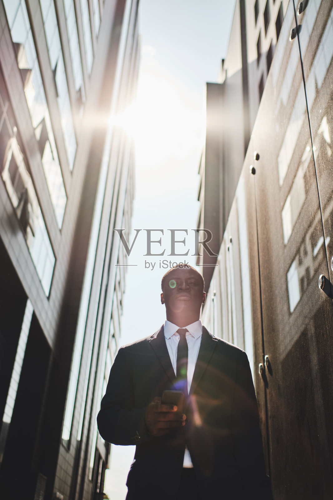 在市中心有智能手机的商人照片摄影图片