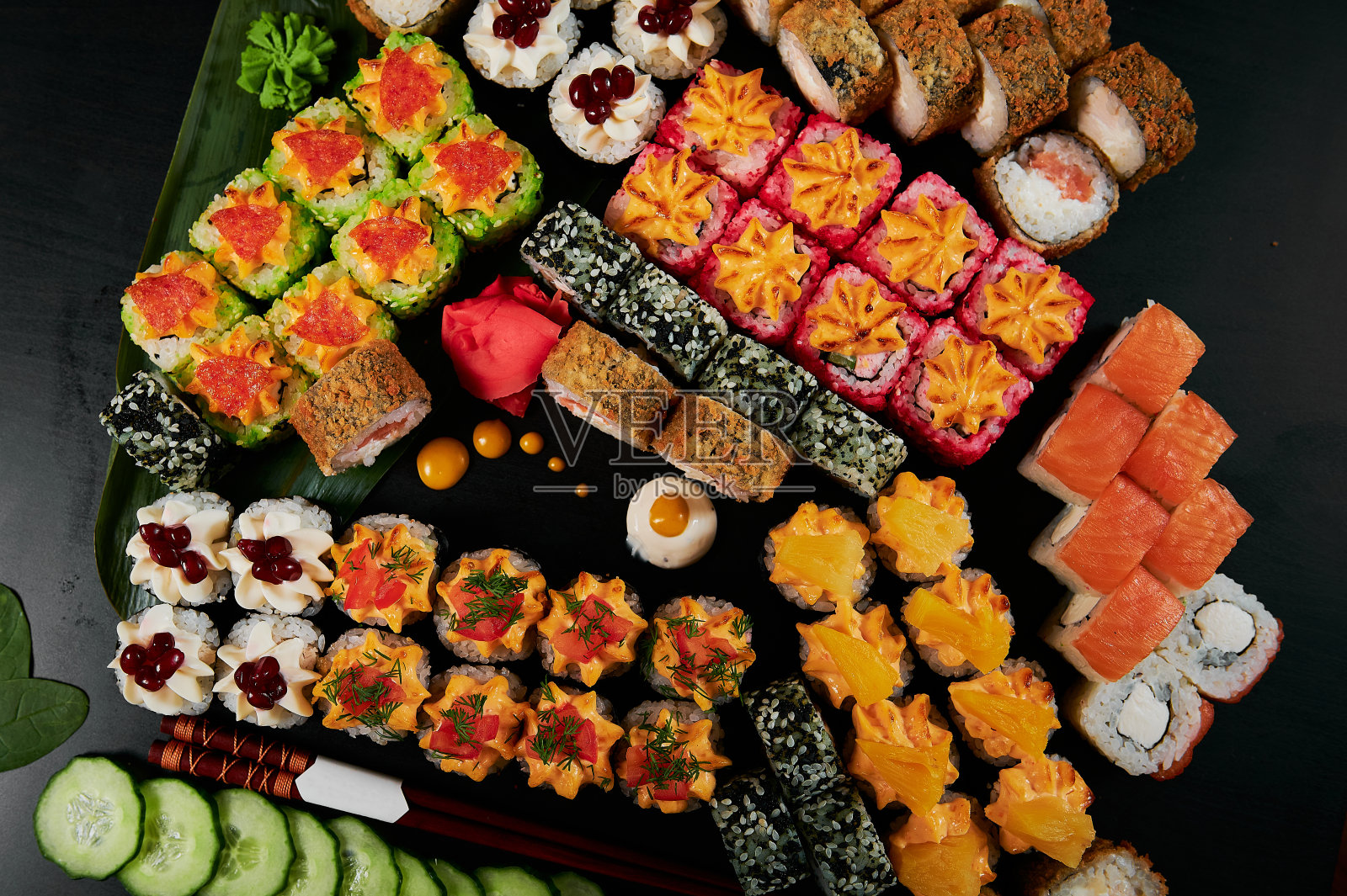 传统的日本食物-寿司，卷和酱在黑色的背景。前视图。照片摄影图片