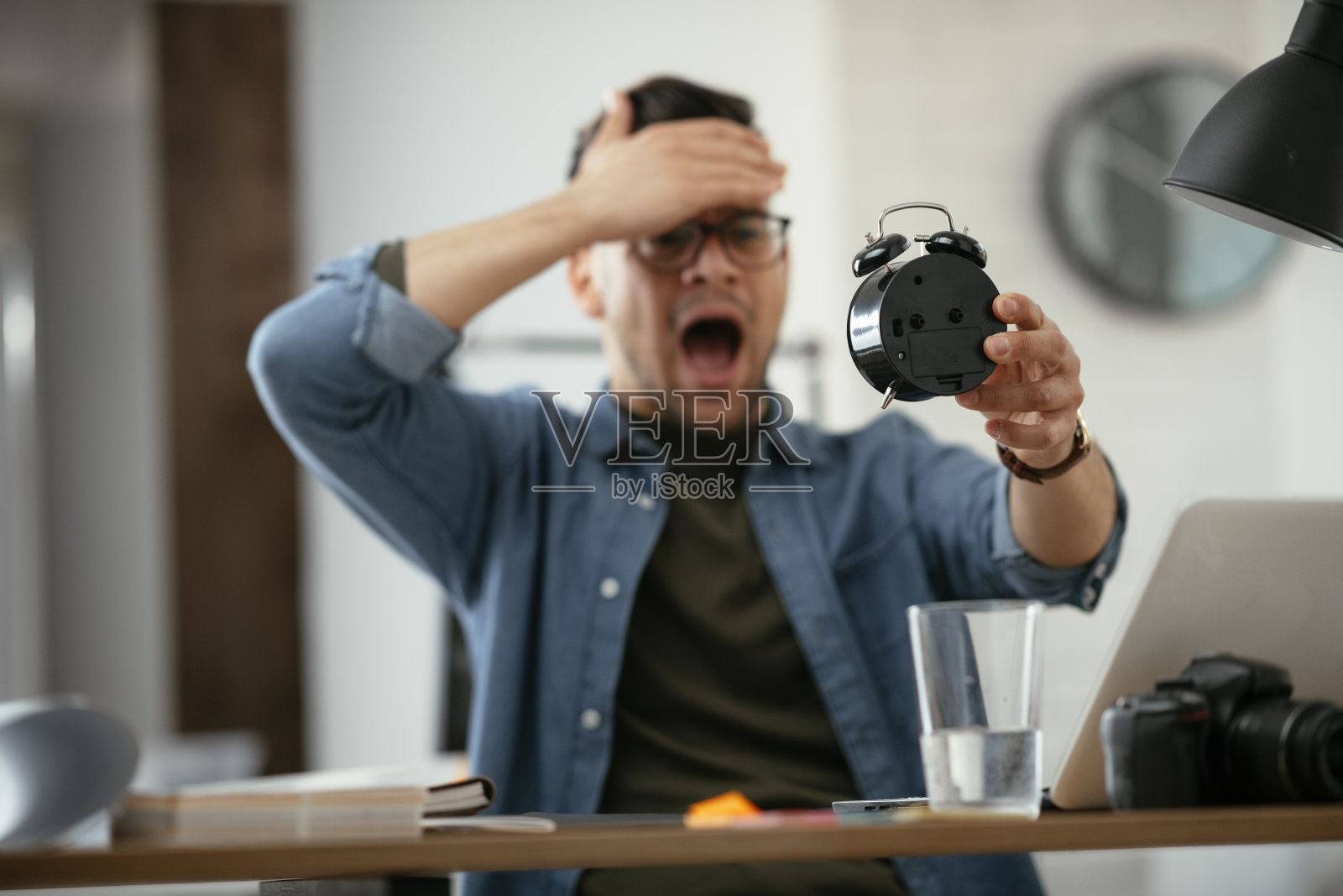 生意人开会迟到了。照片摄影图片