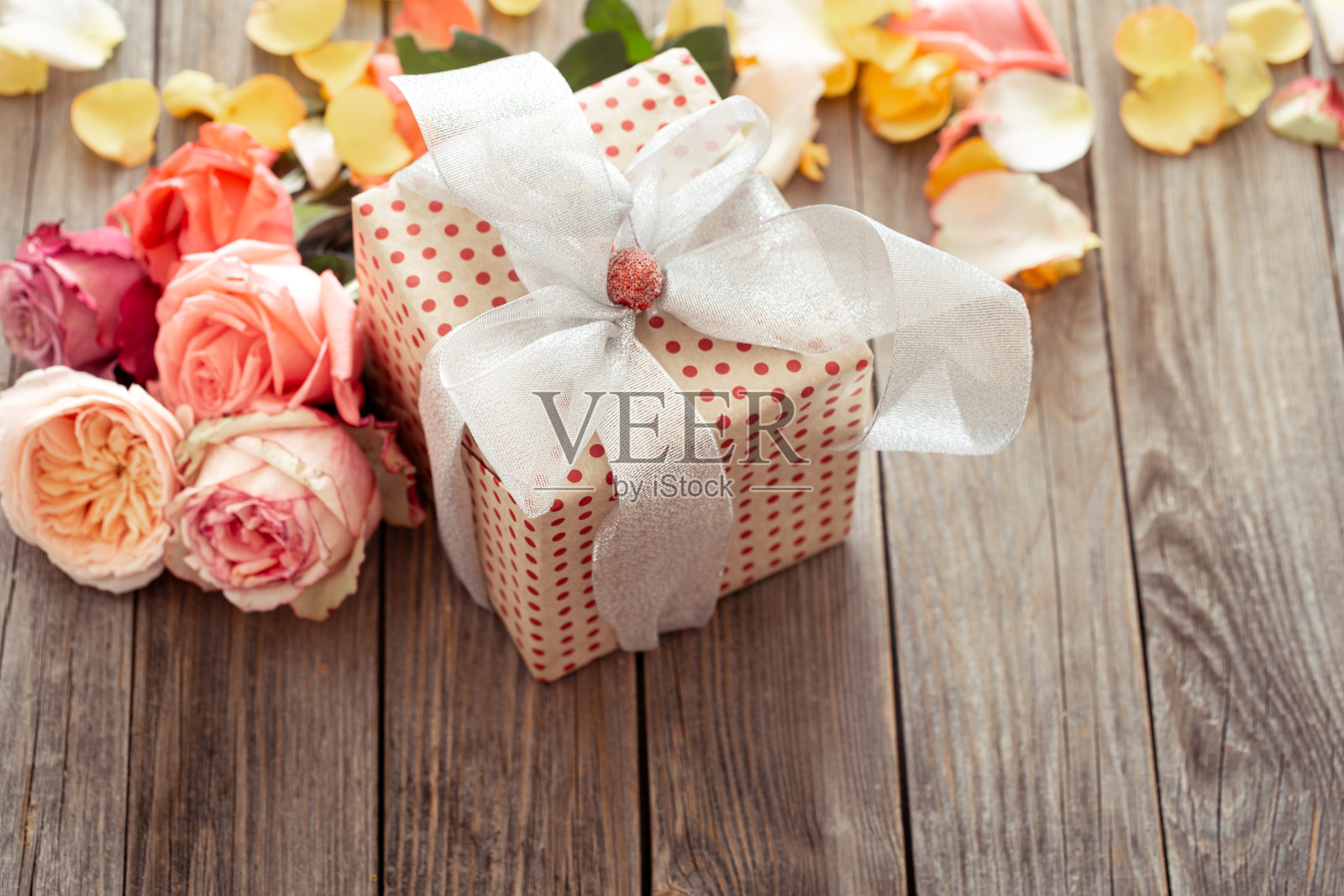 情人节或妇女节送玫瑰礼物照片摄影图片