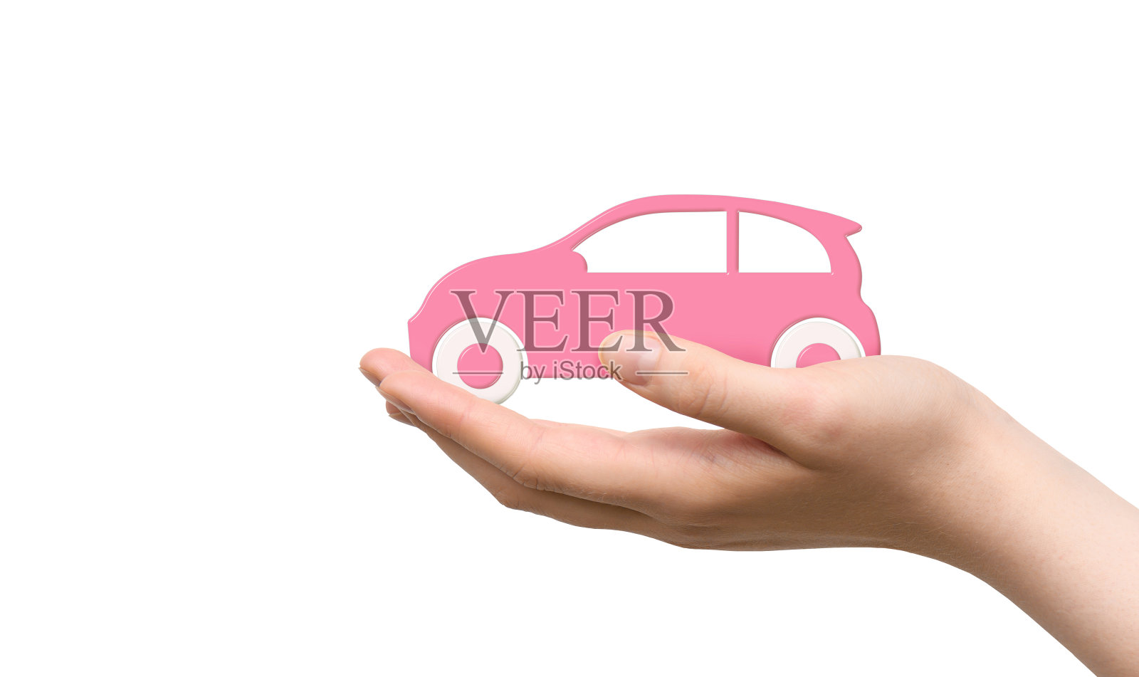 白色背景上，女人手里拿着粉红色的玩具车。汽车购买的概念照片摄影图片