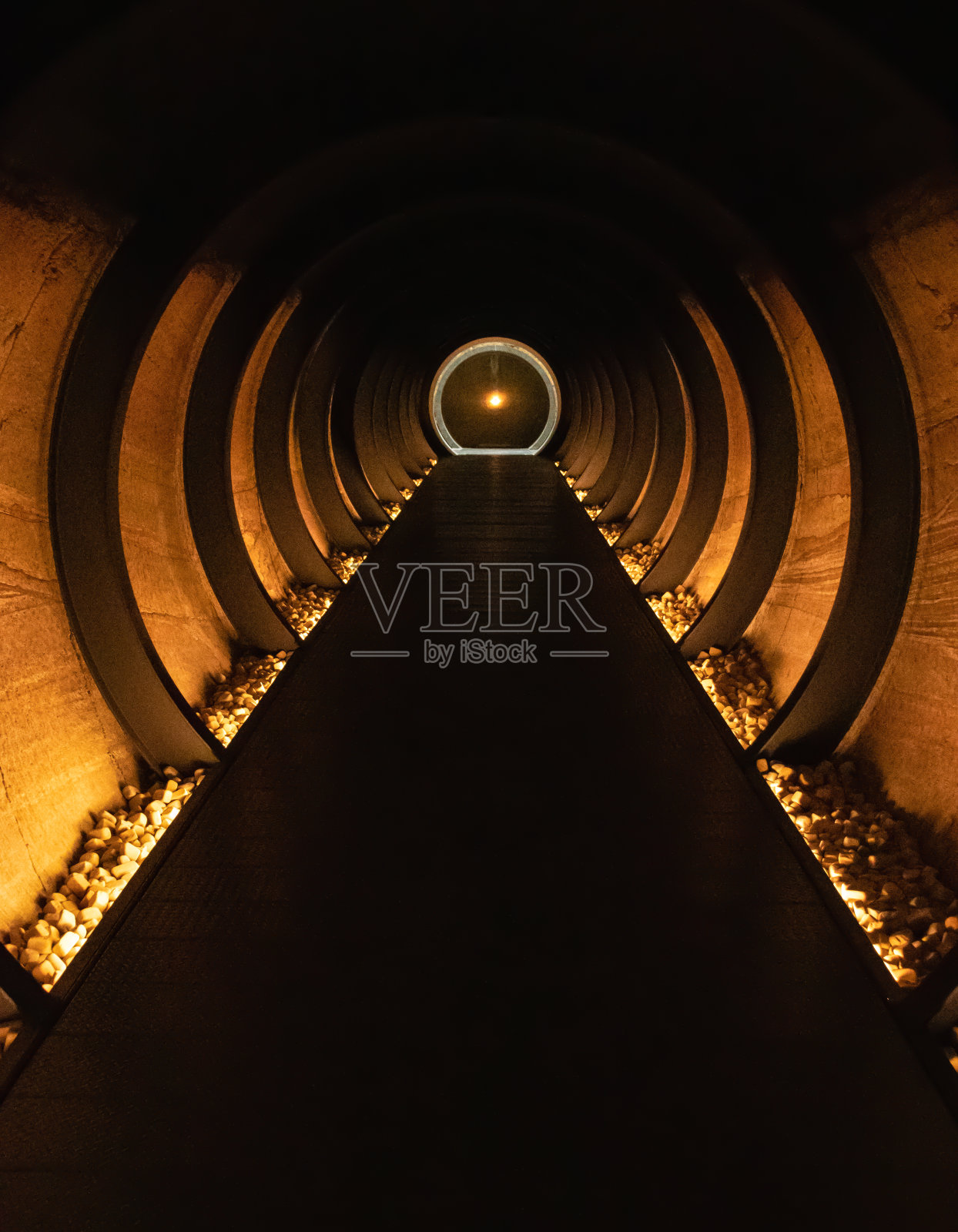 长长的隧道通向一个光点照片摄影图片