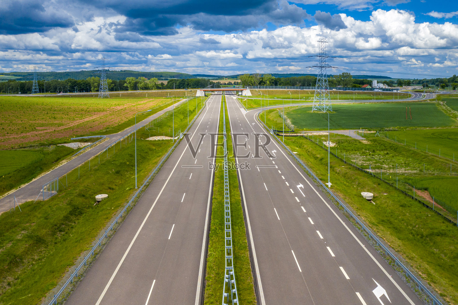 高角度全景直沥青公路通过山区农村地区照片摄影图片