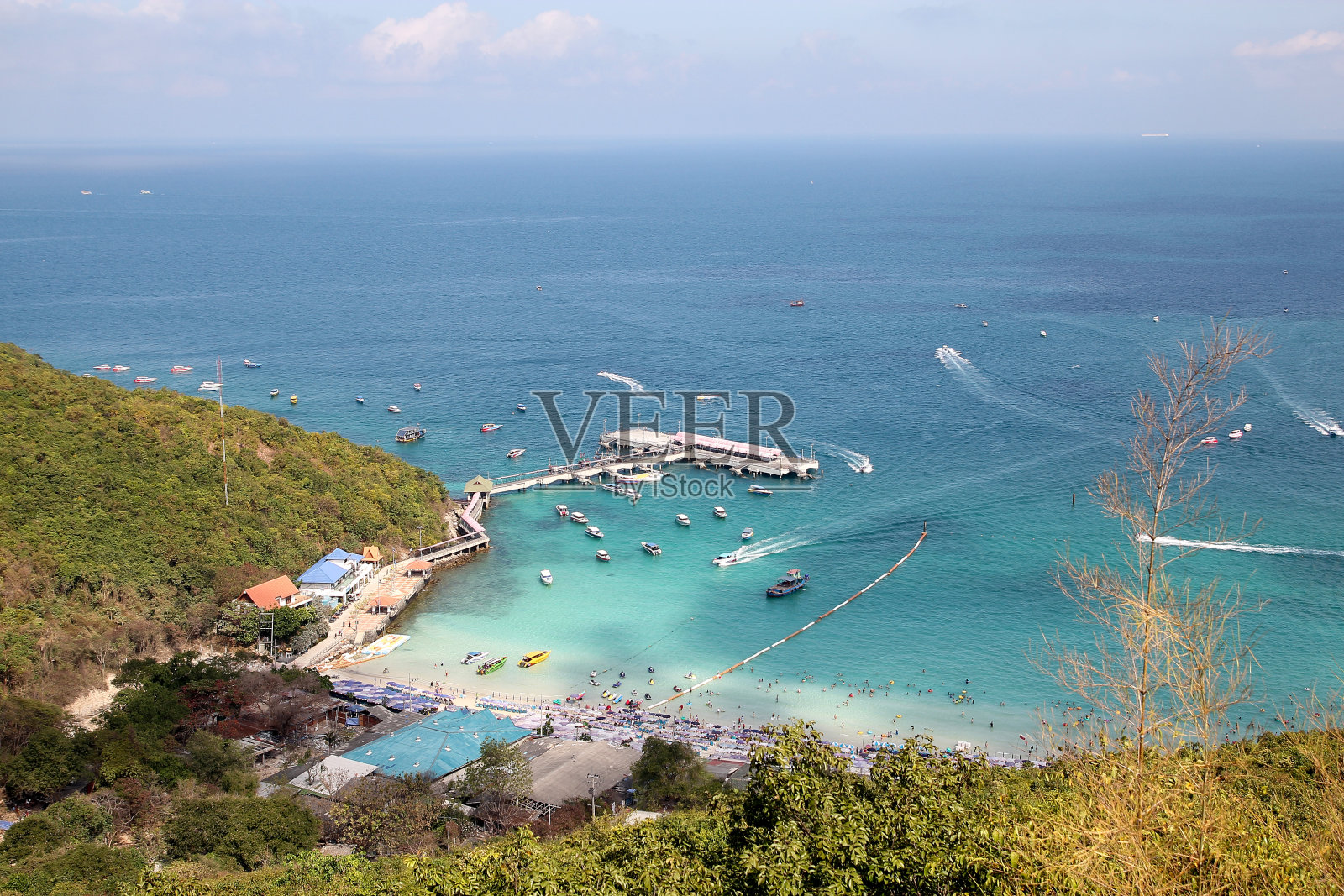 泰国Koh Lan——2014年2月9日:游客参观和快艇停靠在Koh Lan的海滩上，因为海滩最美丽。照片摄影图片